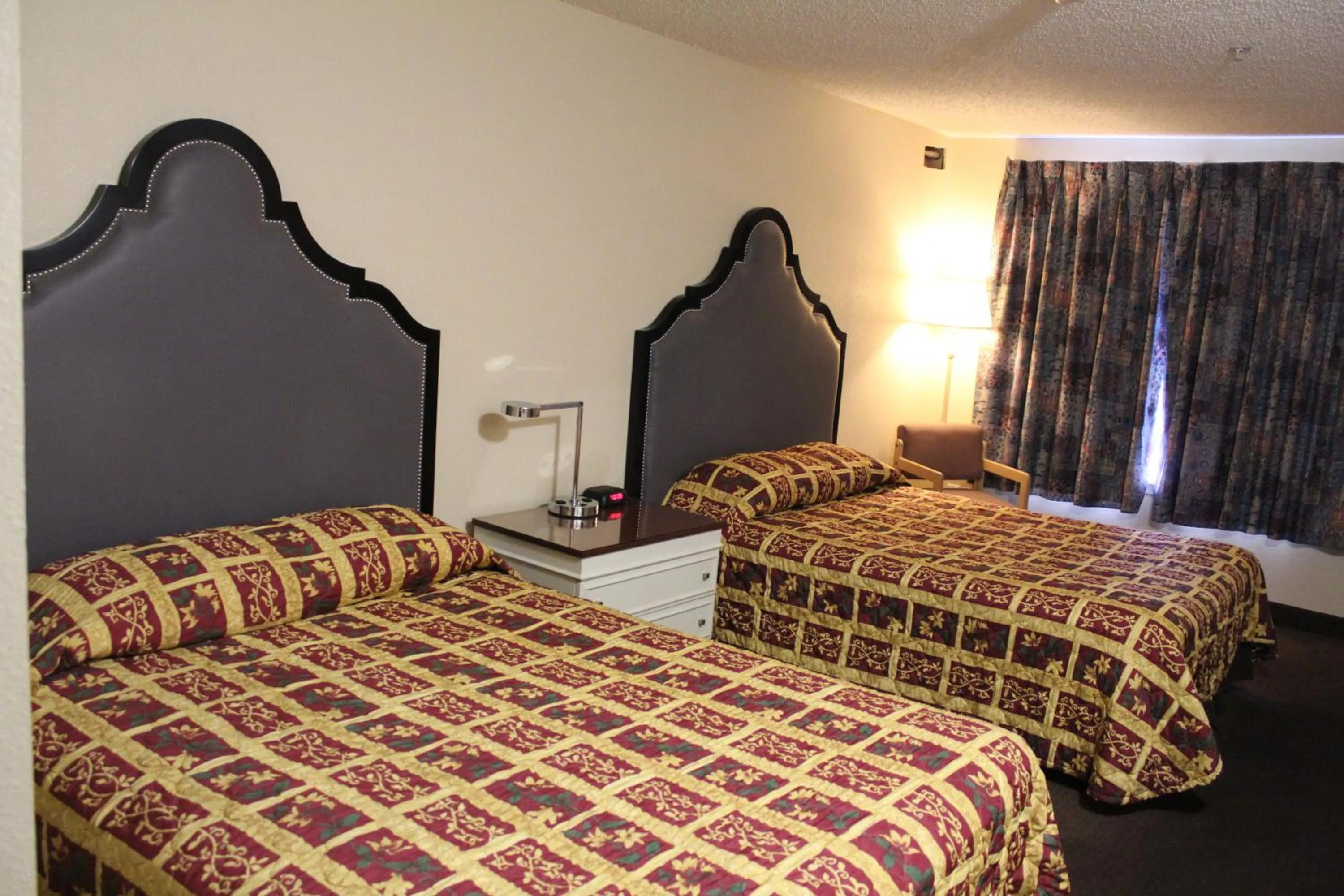 Bed in Knights Inn Pasco