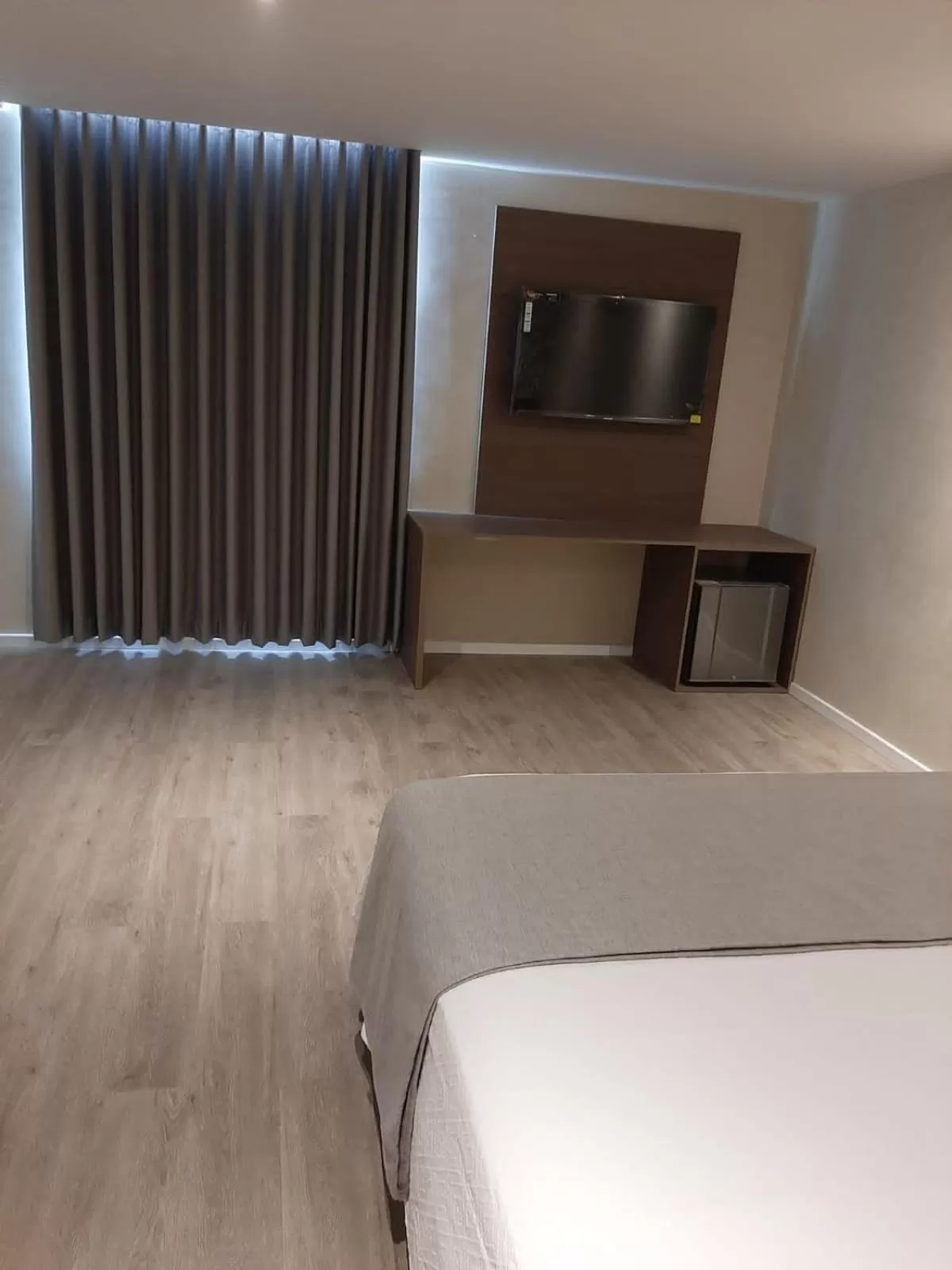 Bed, TV/Entertainment Center in Eslait Hotel & Apartamentos