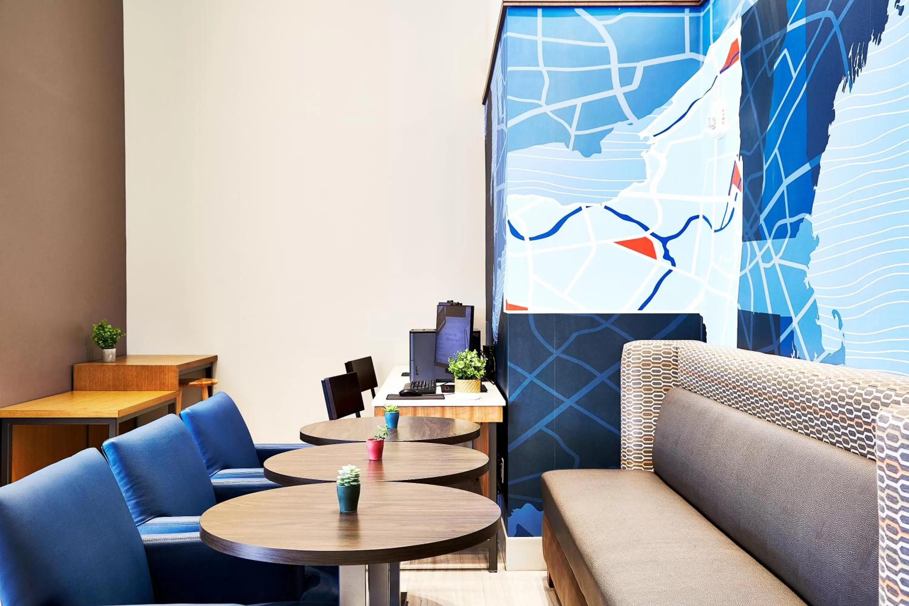 Lobby or reception in Holiday Inn Express - NYC Brooklyn - Sunset Park by IHG