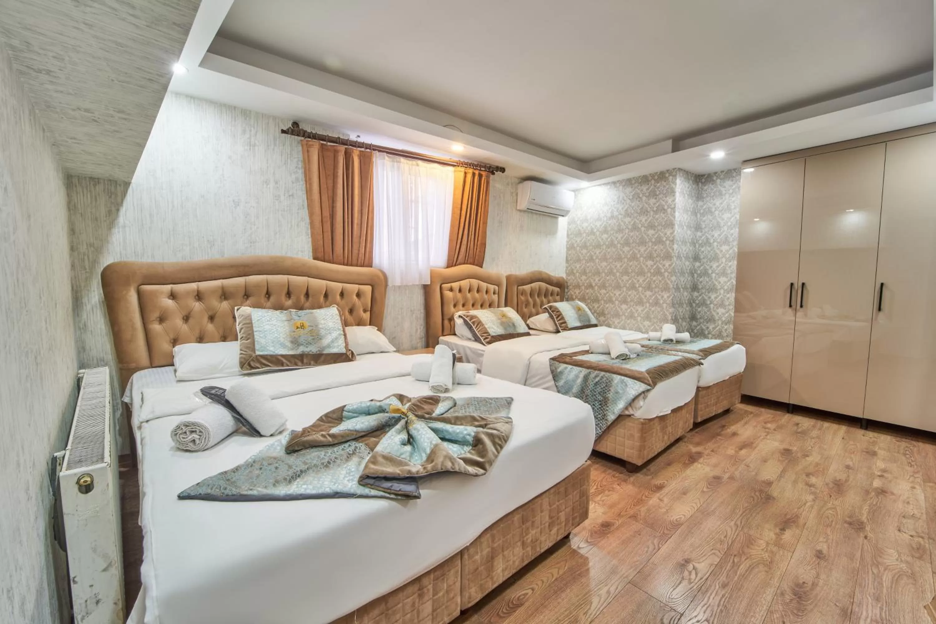 Photo of the whole room, Bed in Istanbul Sirkeci Hotel