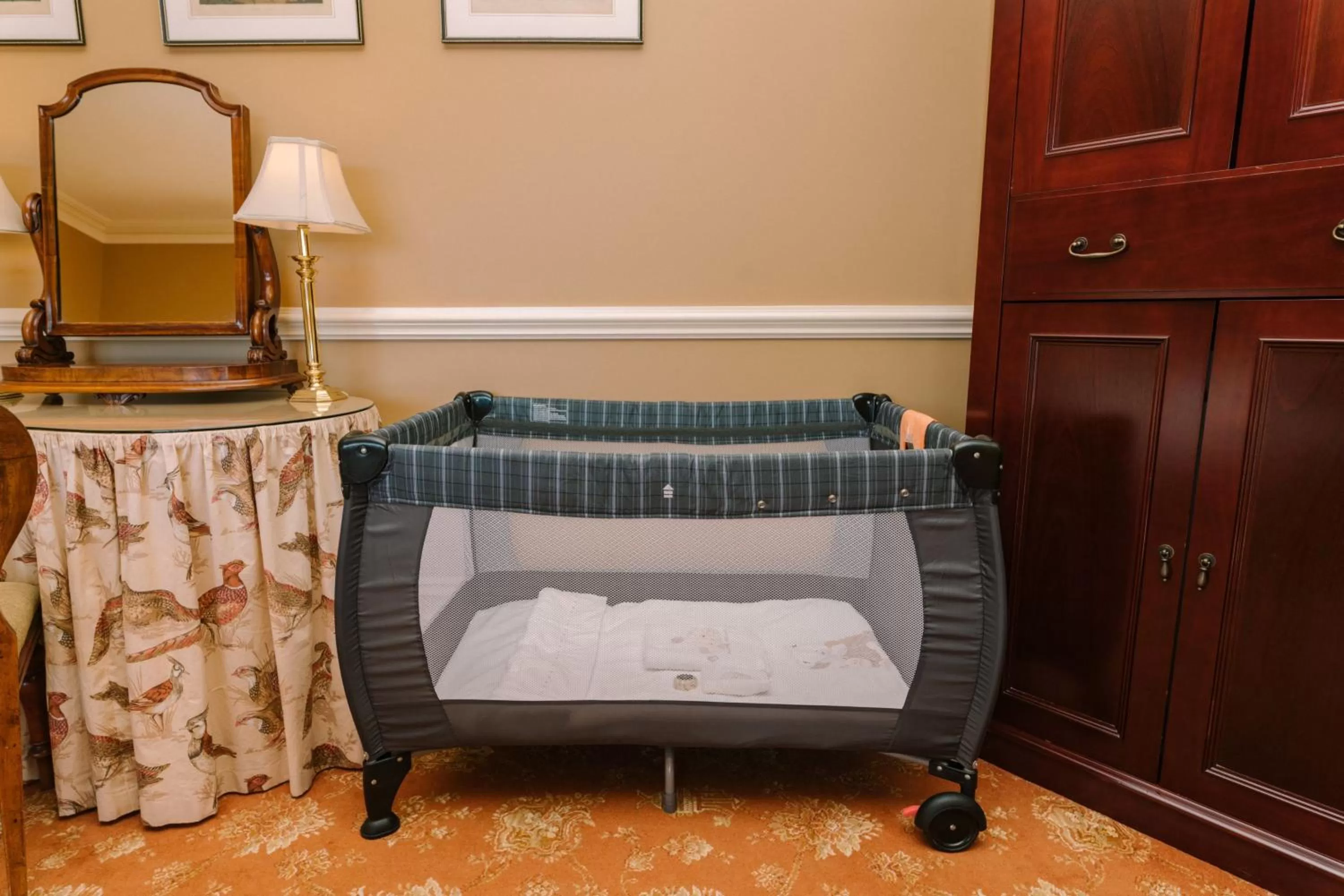 Living room, Bed in Chateau Yering