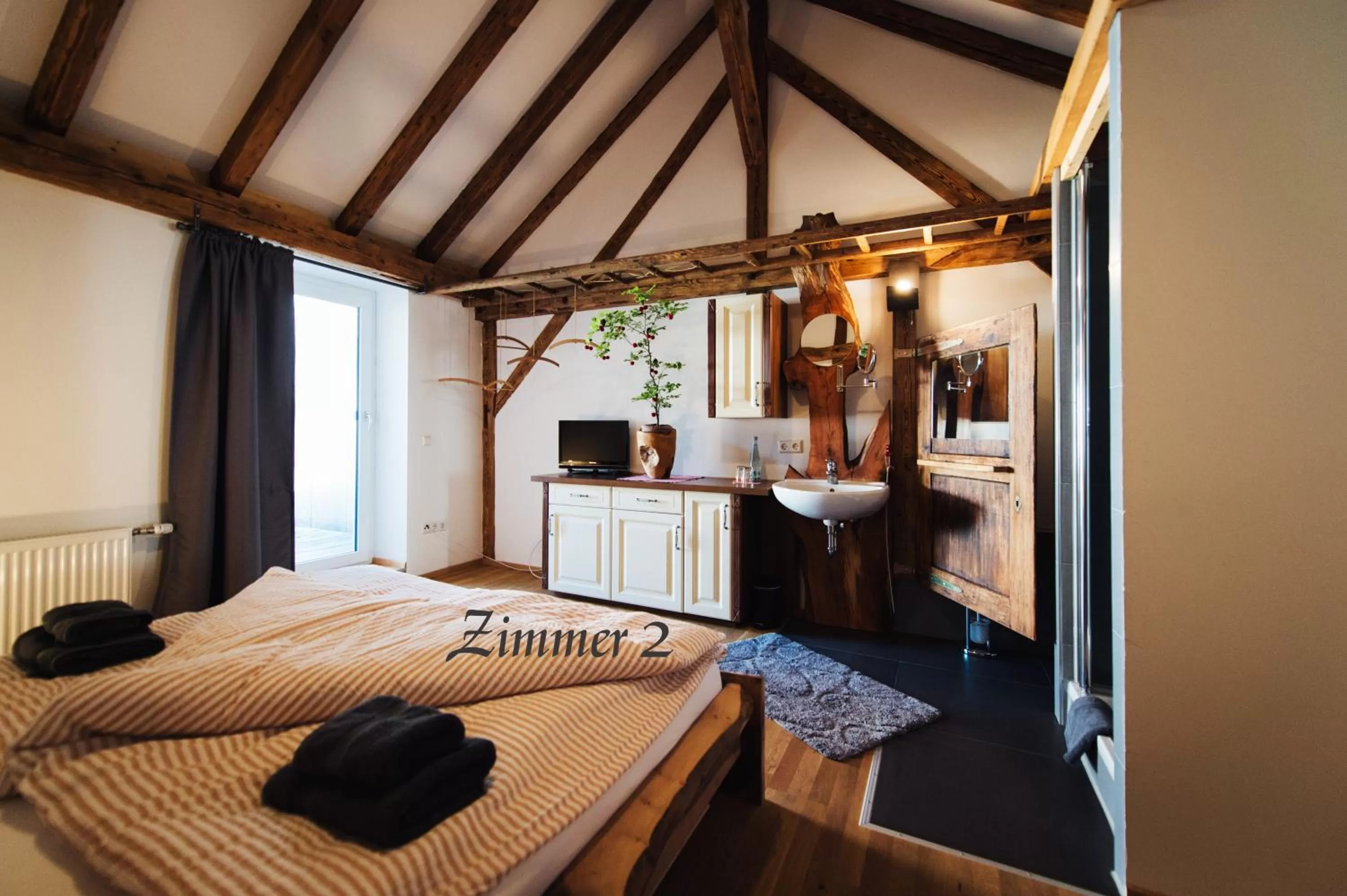 Photo of the whole room, Bed in Alte Kass Hotel & Kaffeehaus