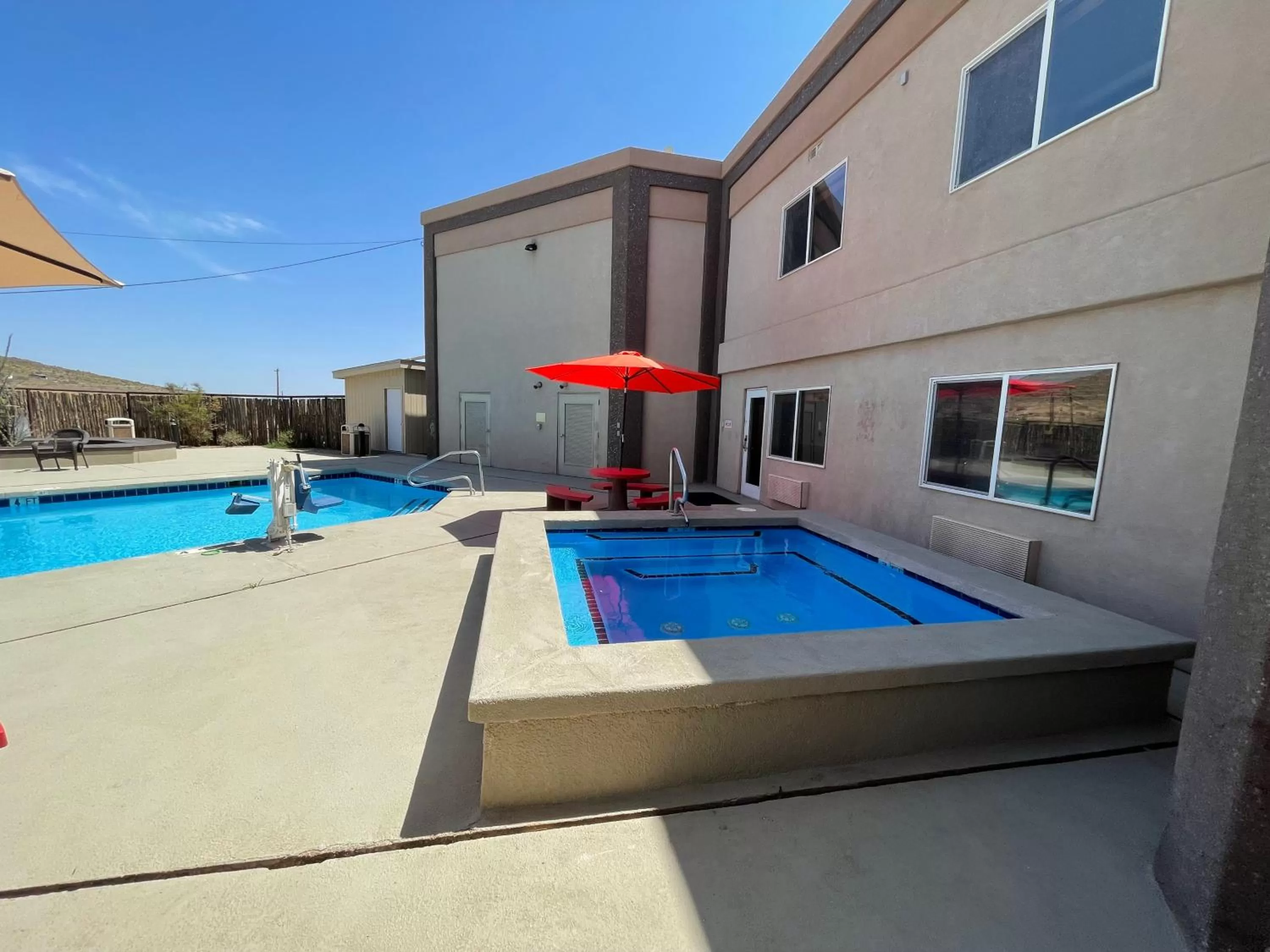 Swimming pool in Quality Inn Alpine