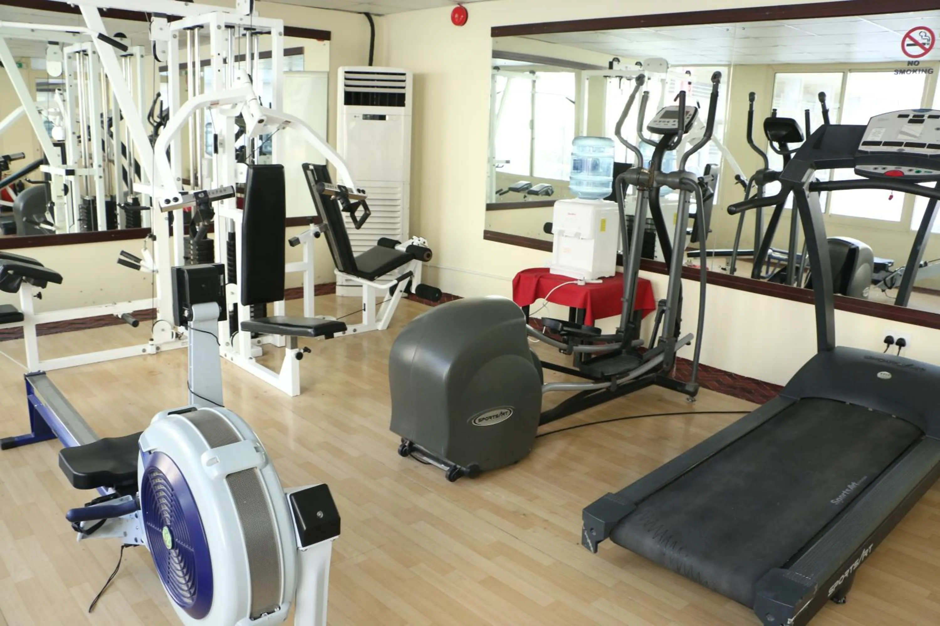 Fitness centre/facilities in Pars International Hotel