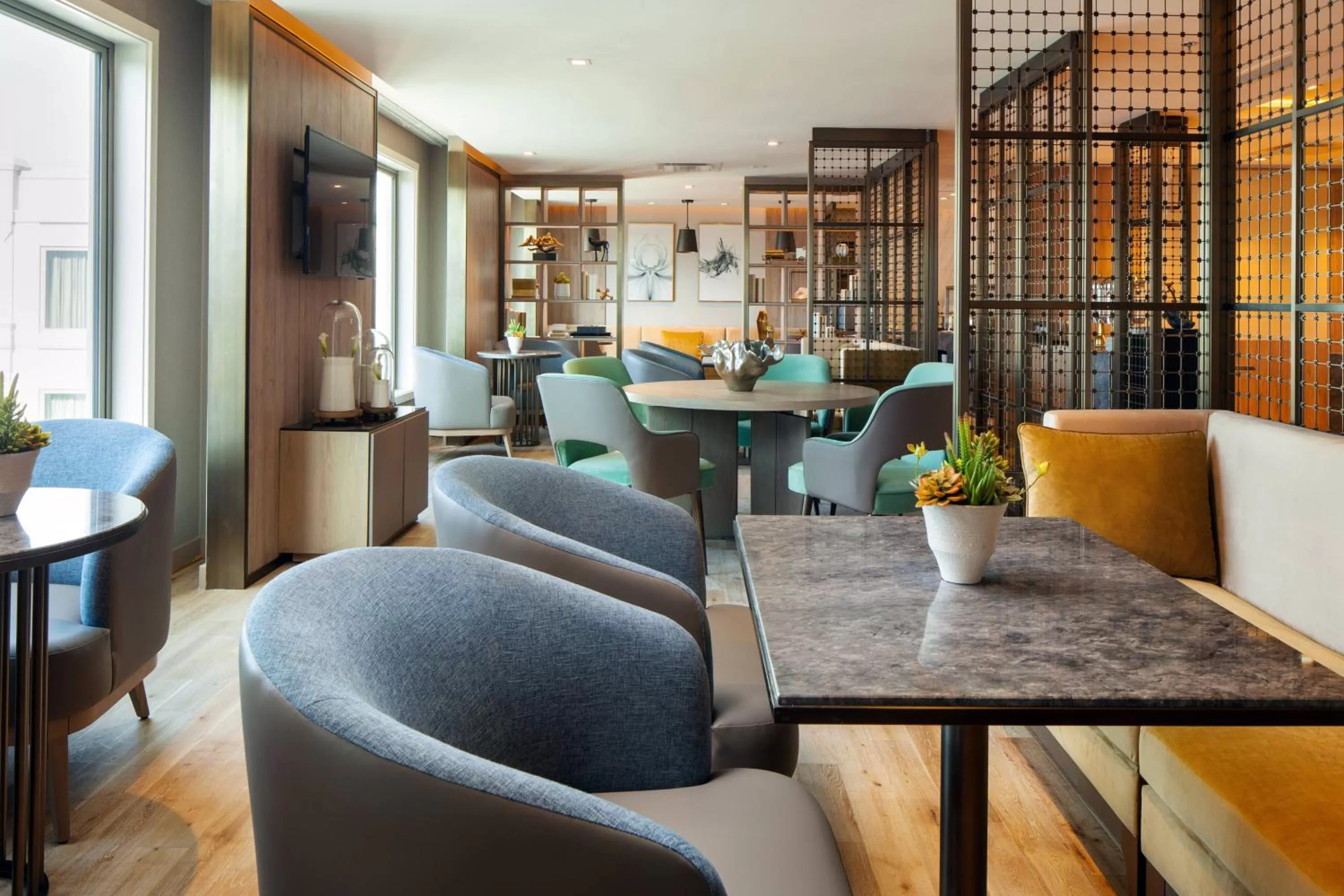 Lounge or bar in Sheraton Los Angeles San Gabriel