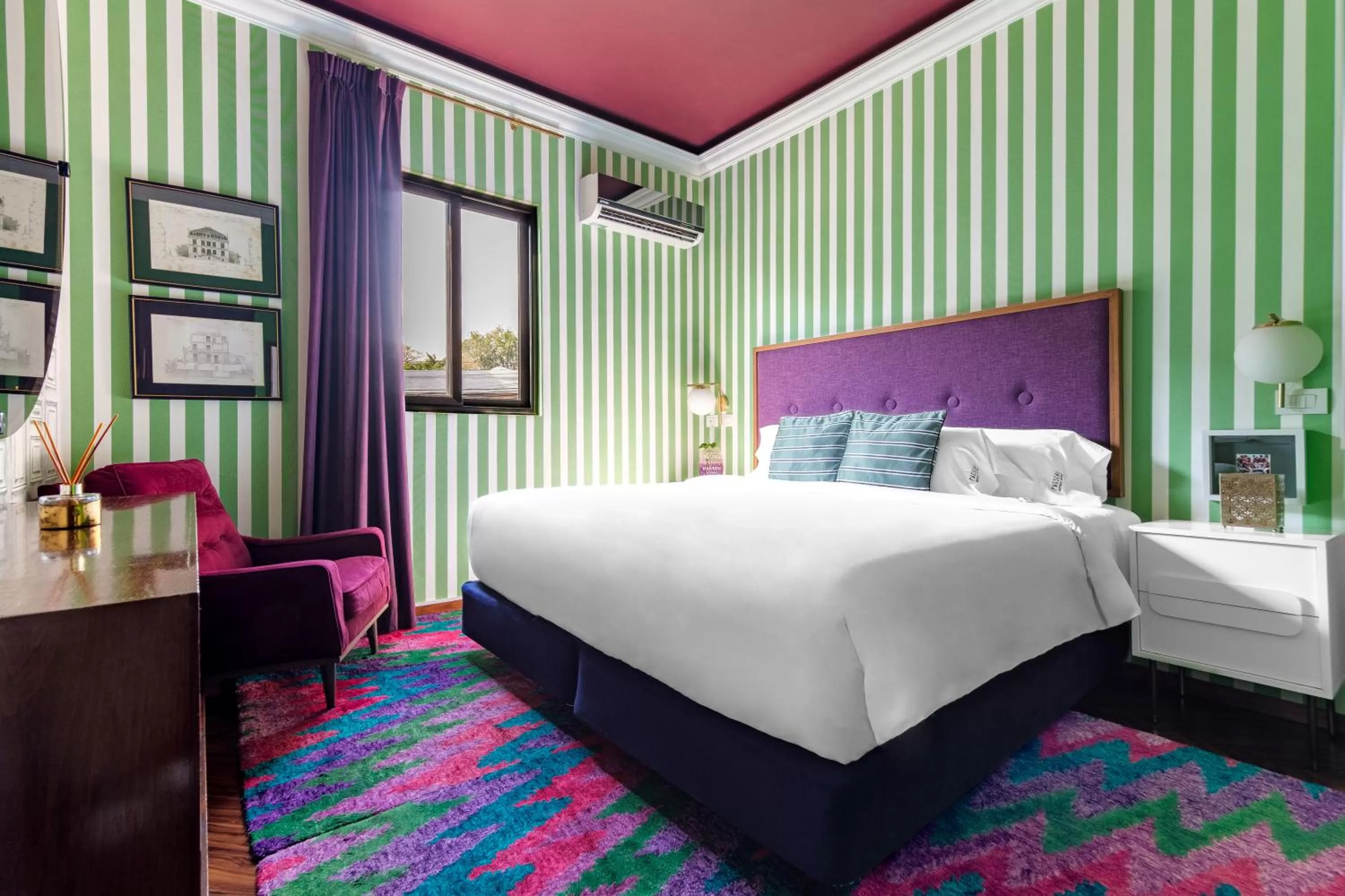 Standard King Room in Pug Seal Polanco Anatole France