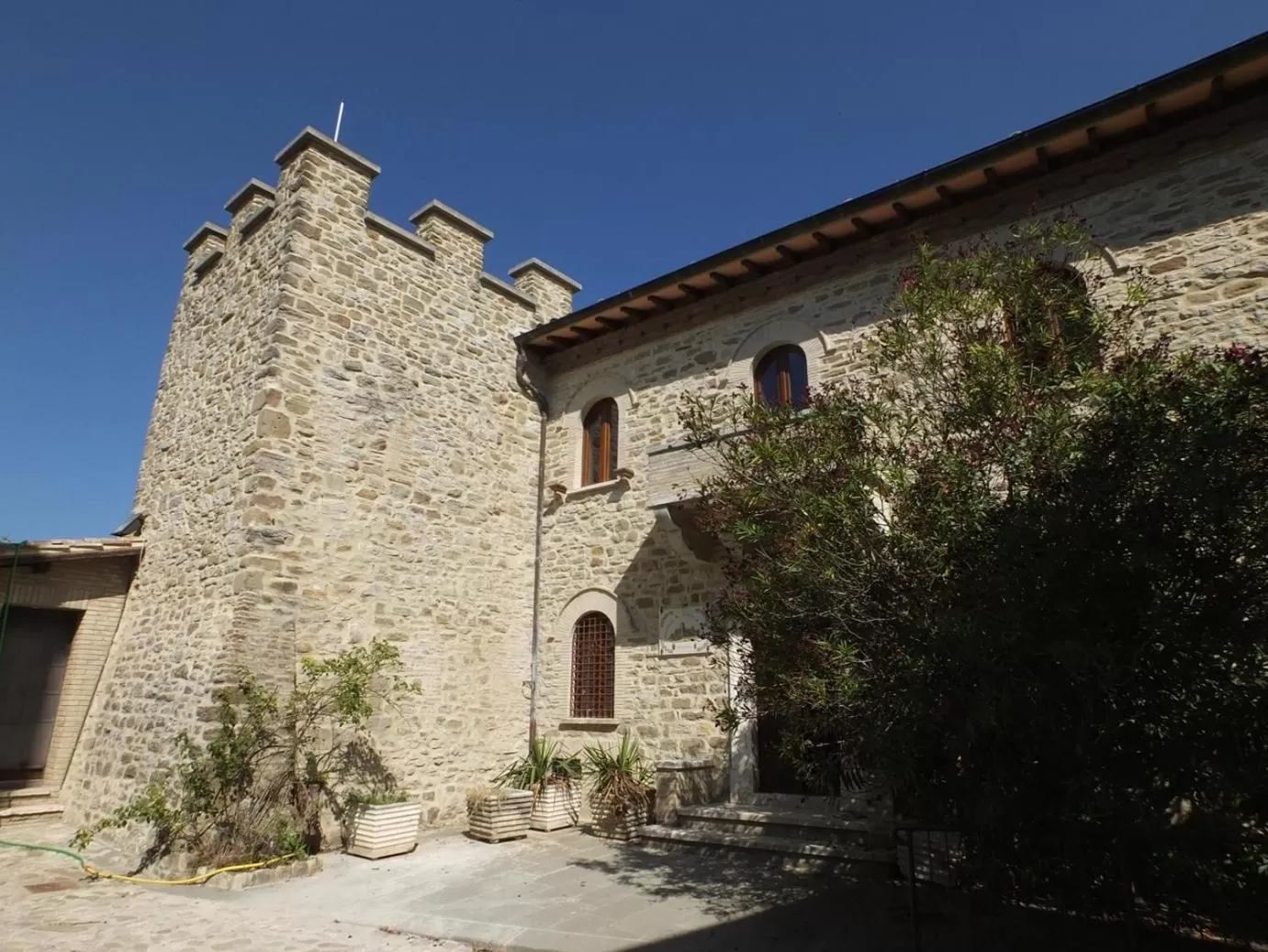 Property building in Castello Di Giomici