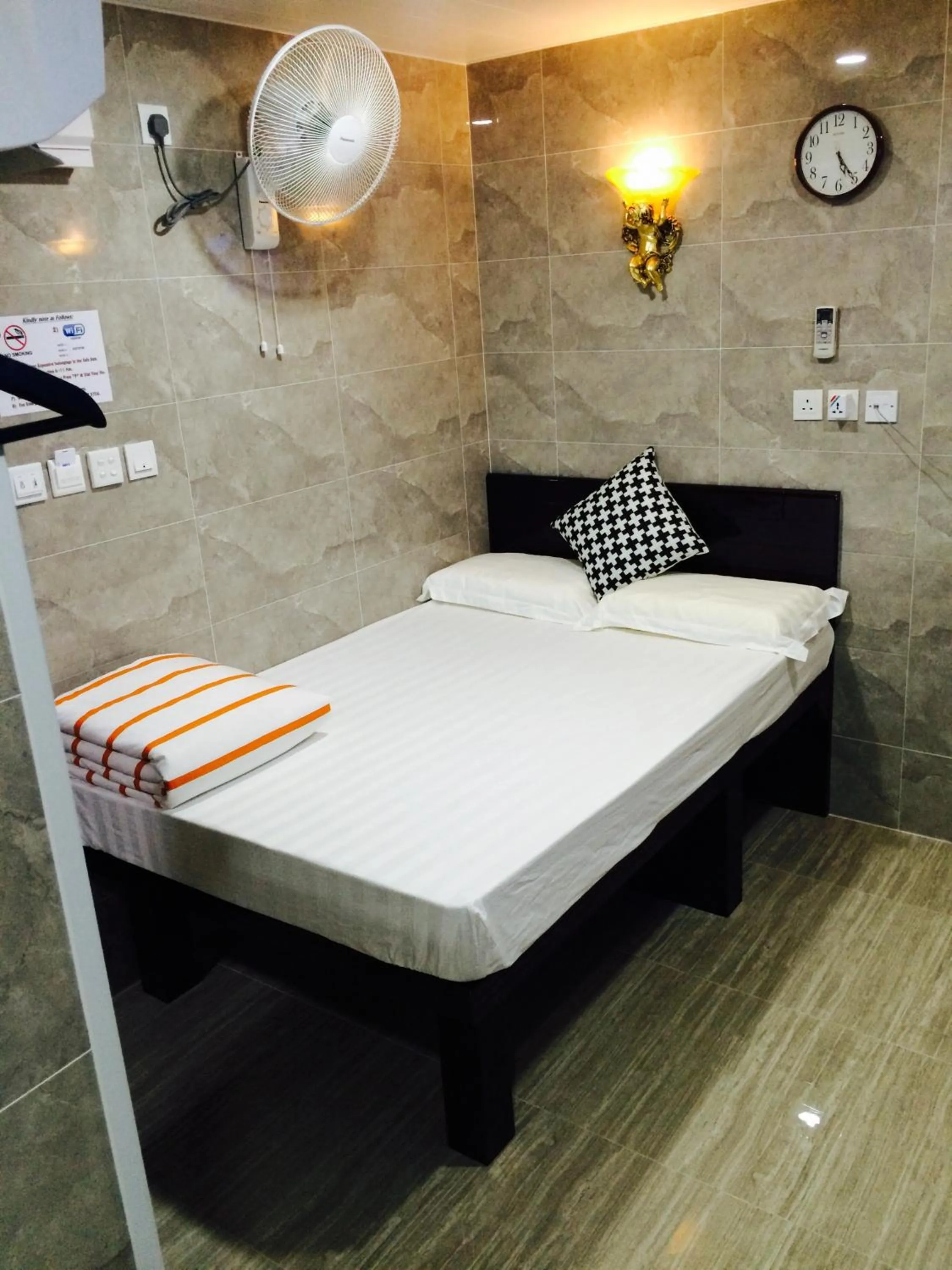 Photo of the whole room, Bed in Modern