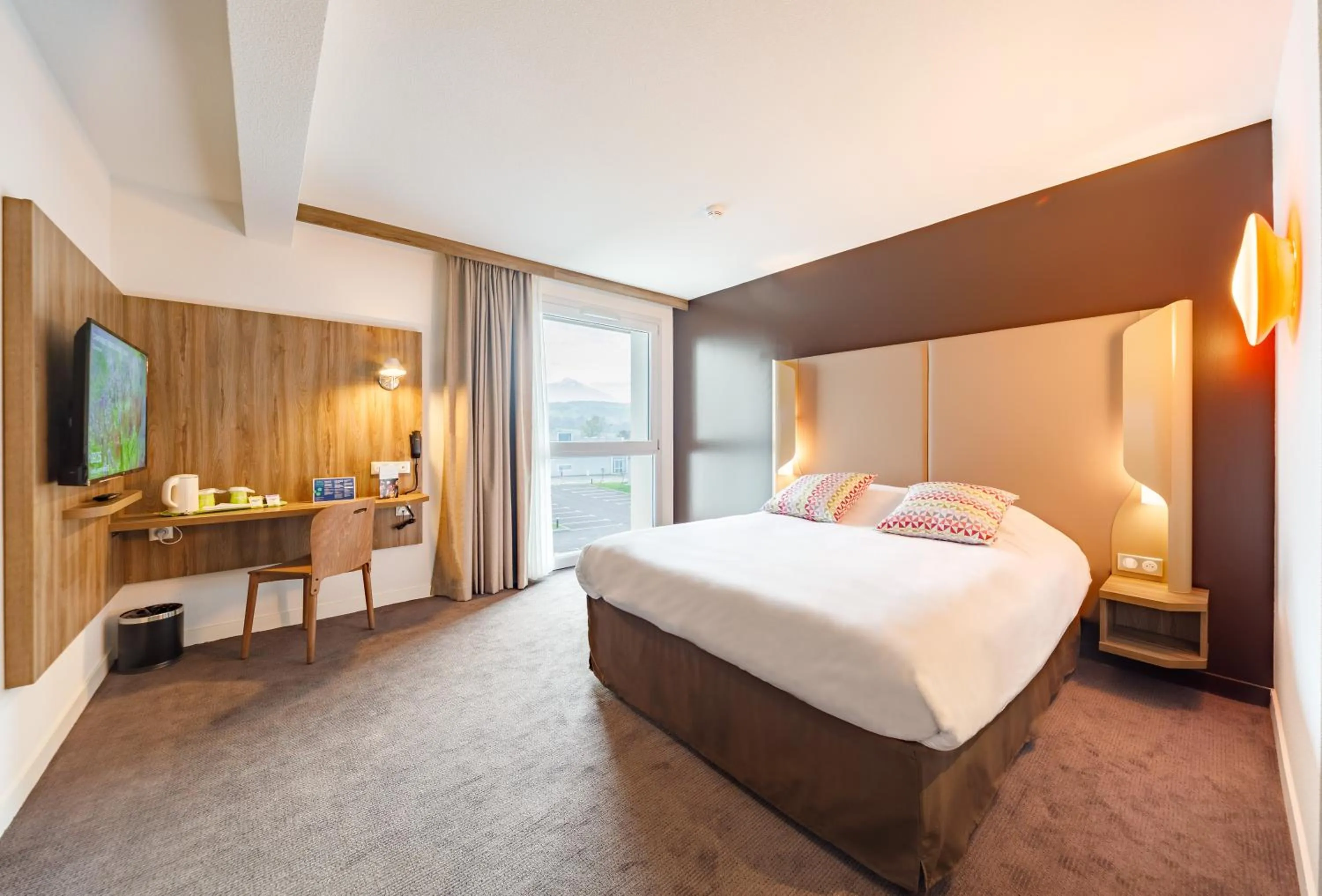 Bedroom, Bed in Campanile Annemasse Est Findrol CHAL