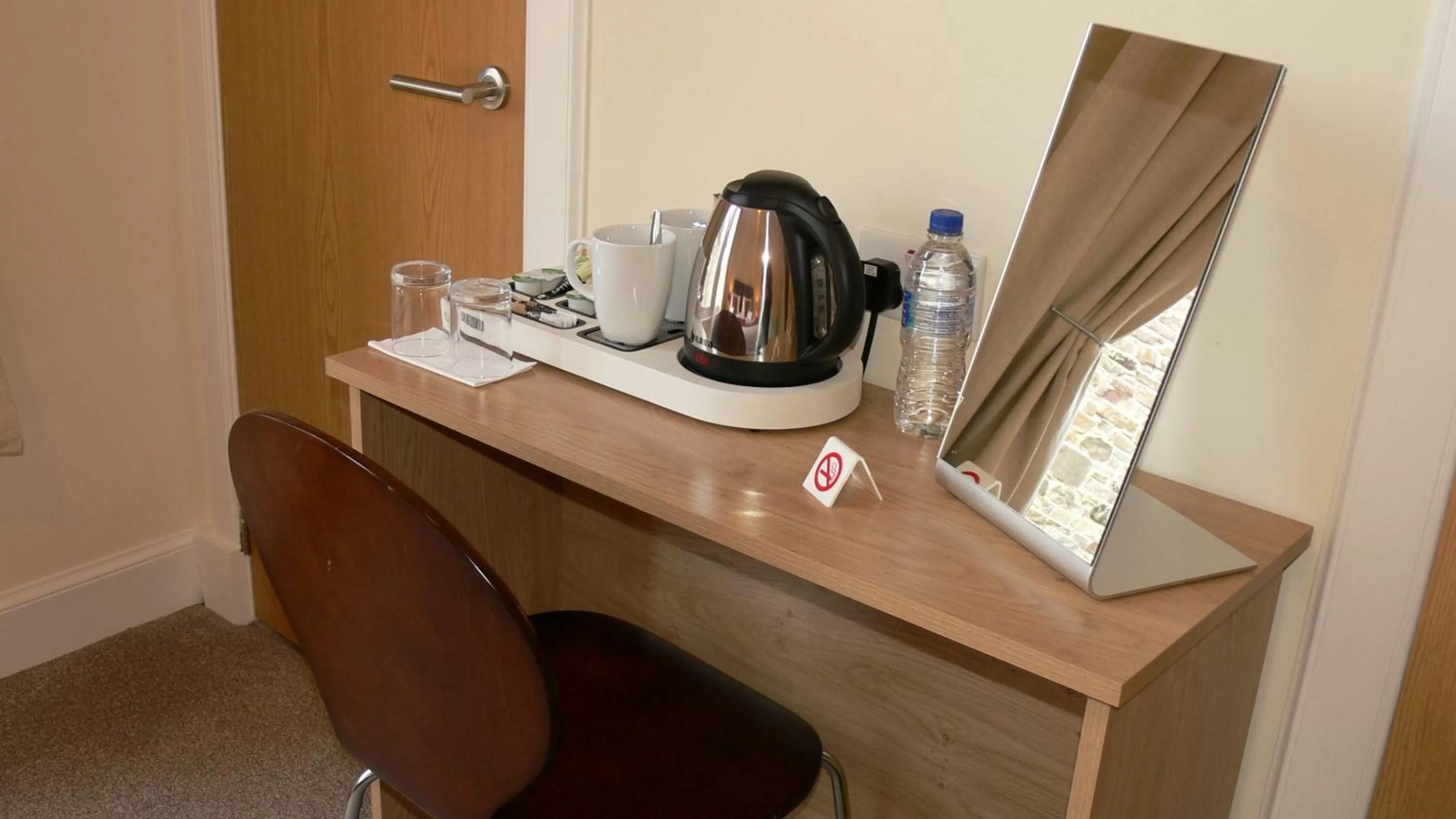 Coffee/tea facilities in The Home Arms Guesthouse