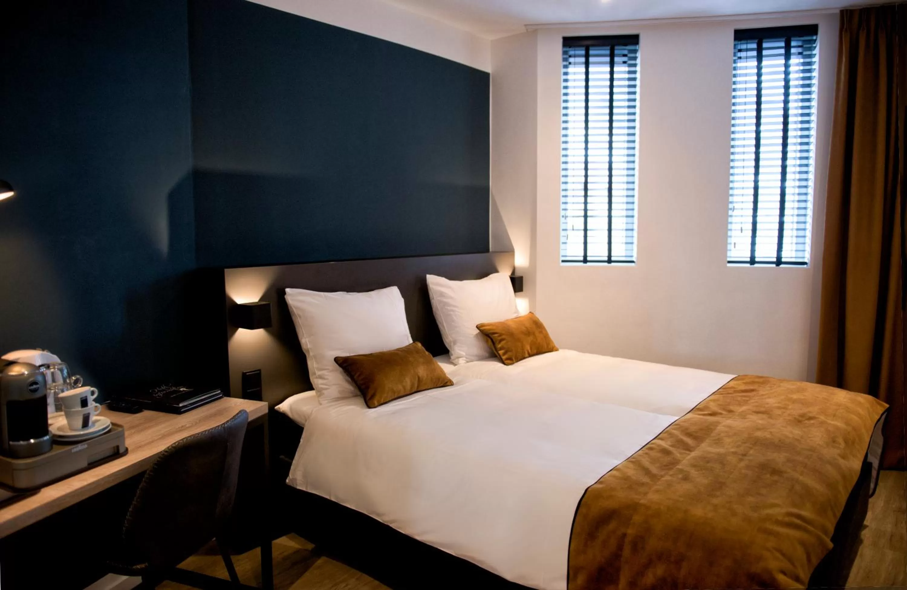 Bed in Hotel et le Cafe de Paris