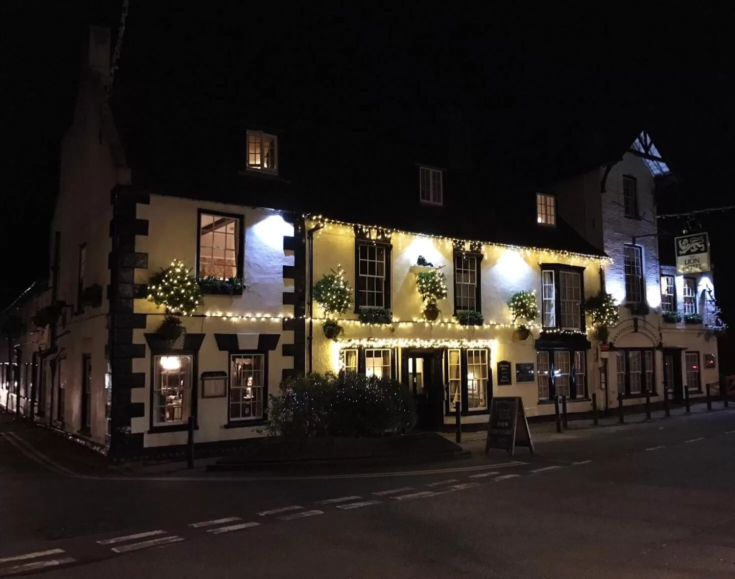 Facade/entrance in The Lion Hotel