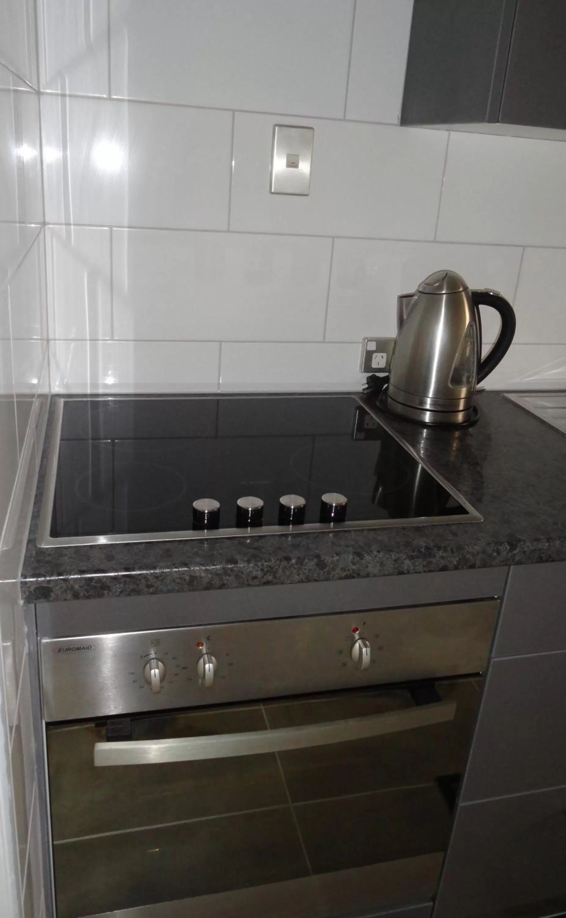 Coffee/tea facilities, Kitchen/Kitchenette in Aarburg Airport Motel