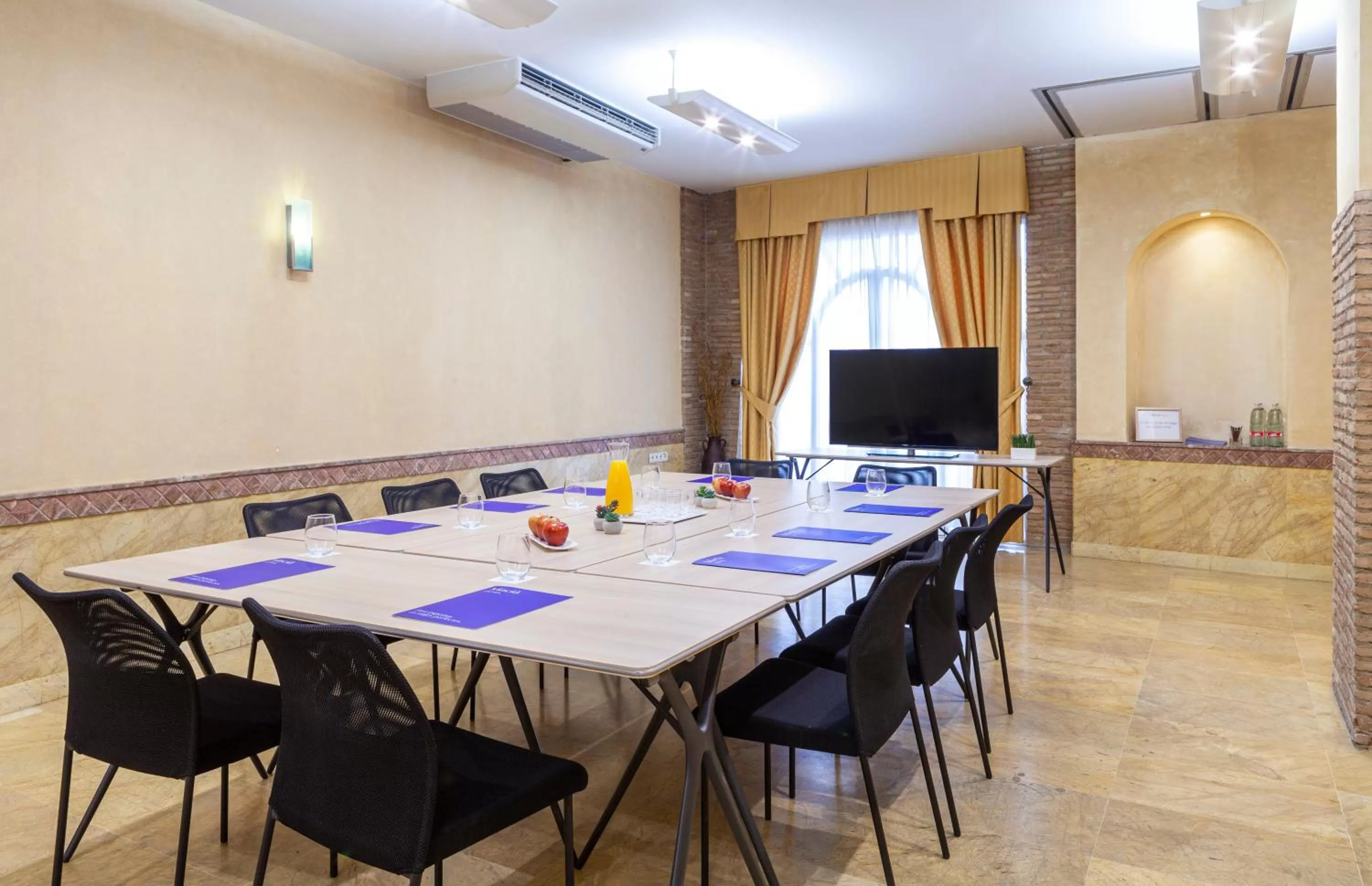 Meeting/conference room in Hotel Macià Alfaros