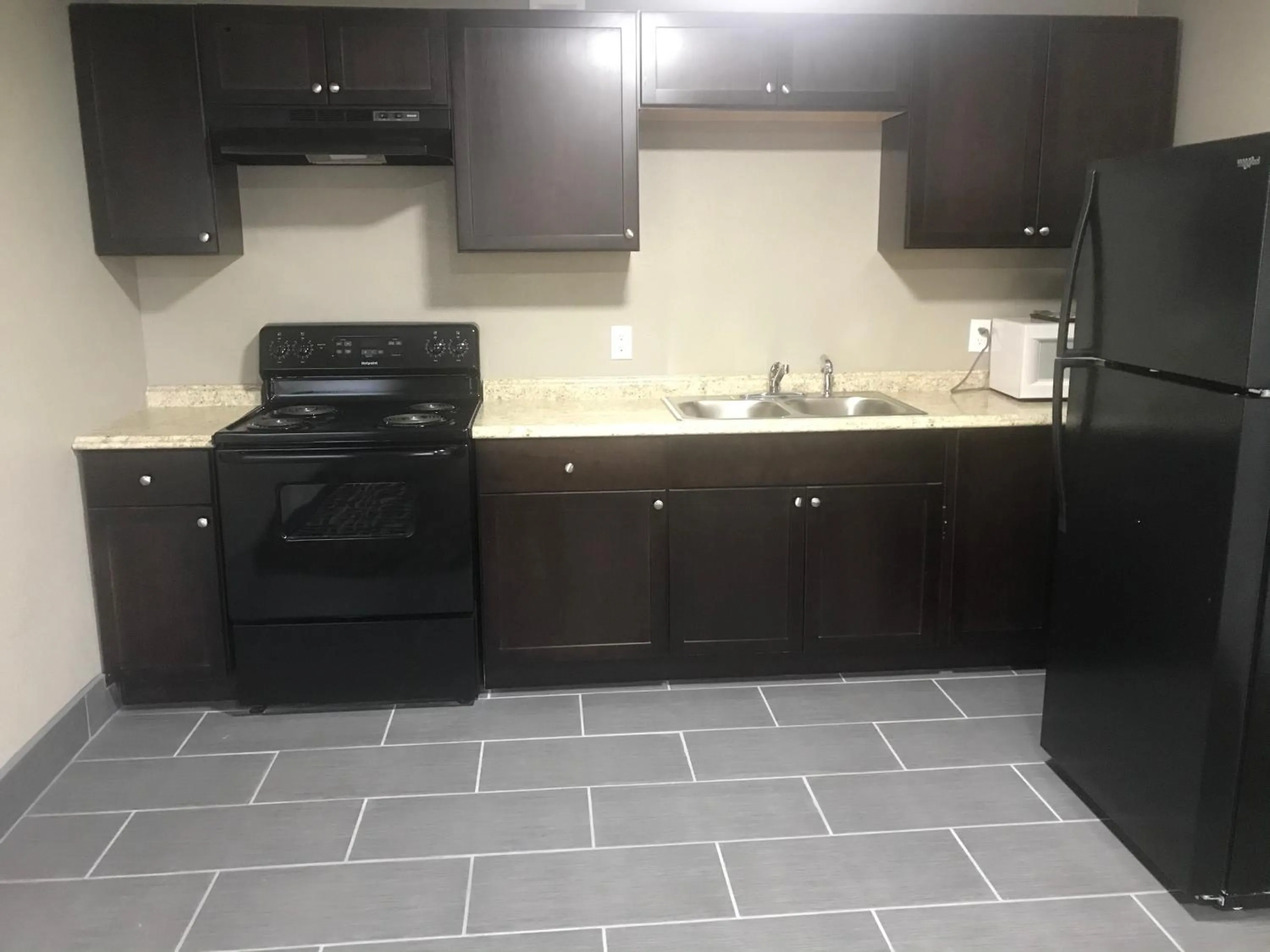 Kitchen/Kitchenette in Days Inn & Suites by Wyndham Collierville Germantown Area