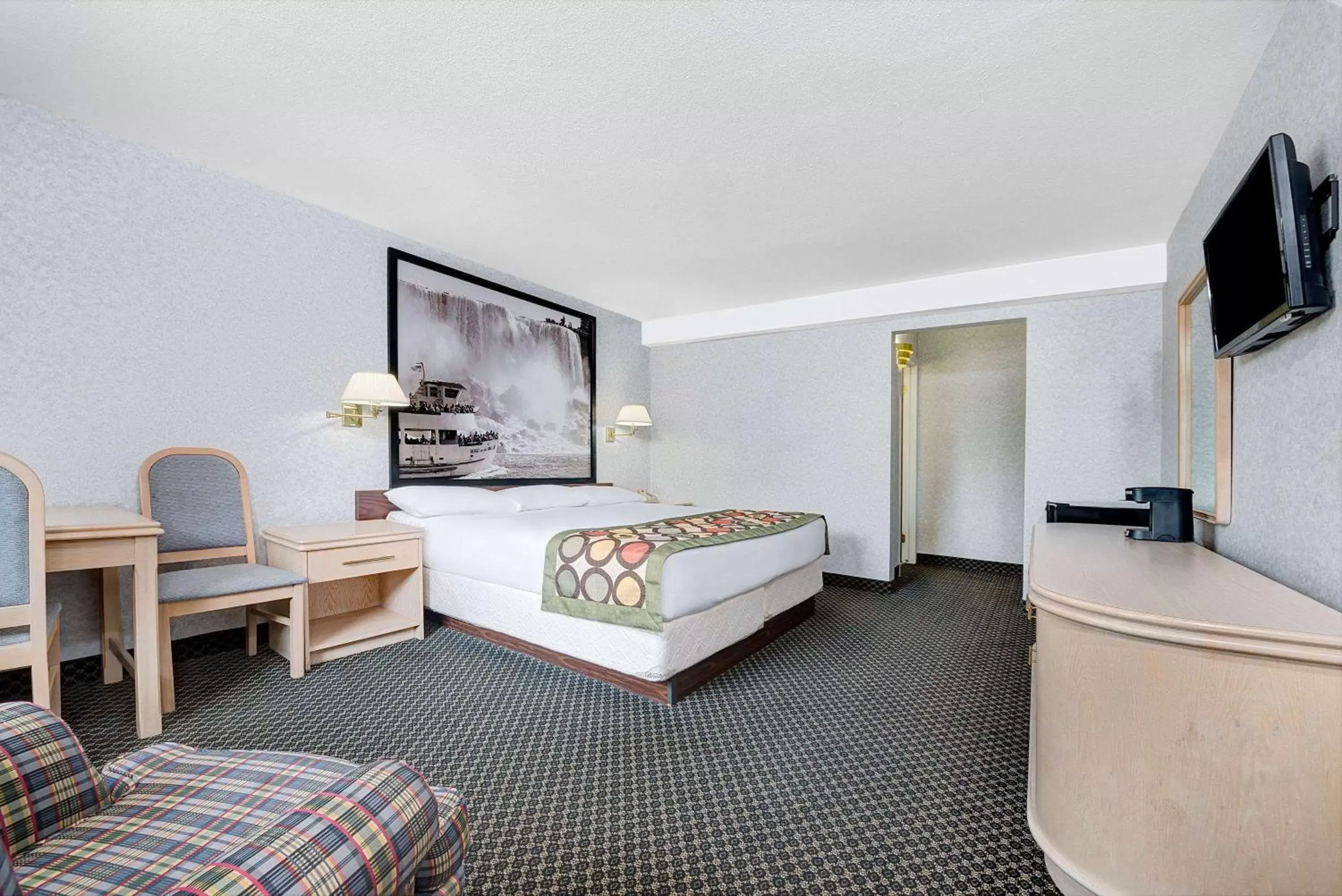 King Room - Non-Smoking in Super 8 by Wyndham Niagara Falls North King Room - Non-Smoking in Super 8 by Wyndham Niagara Falls North