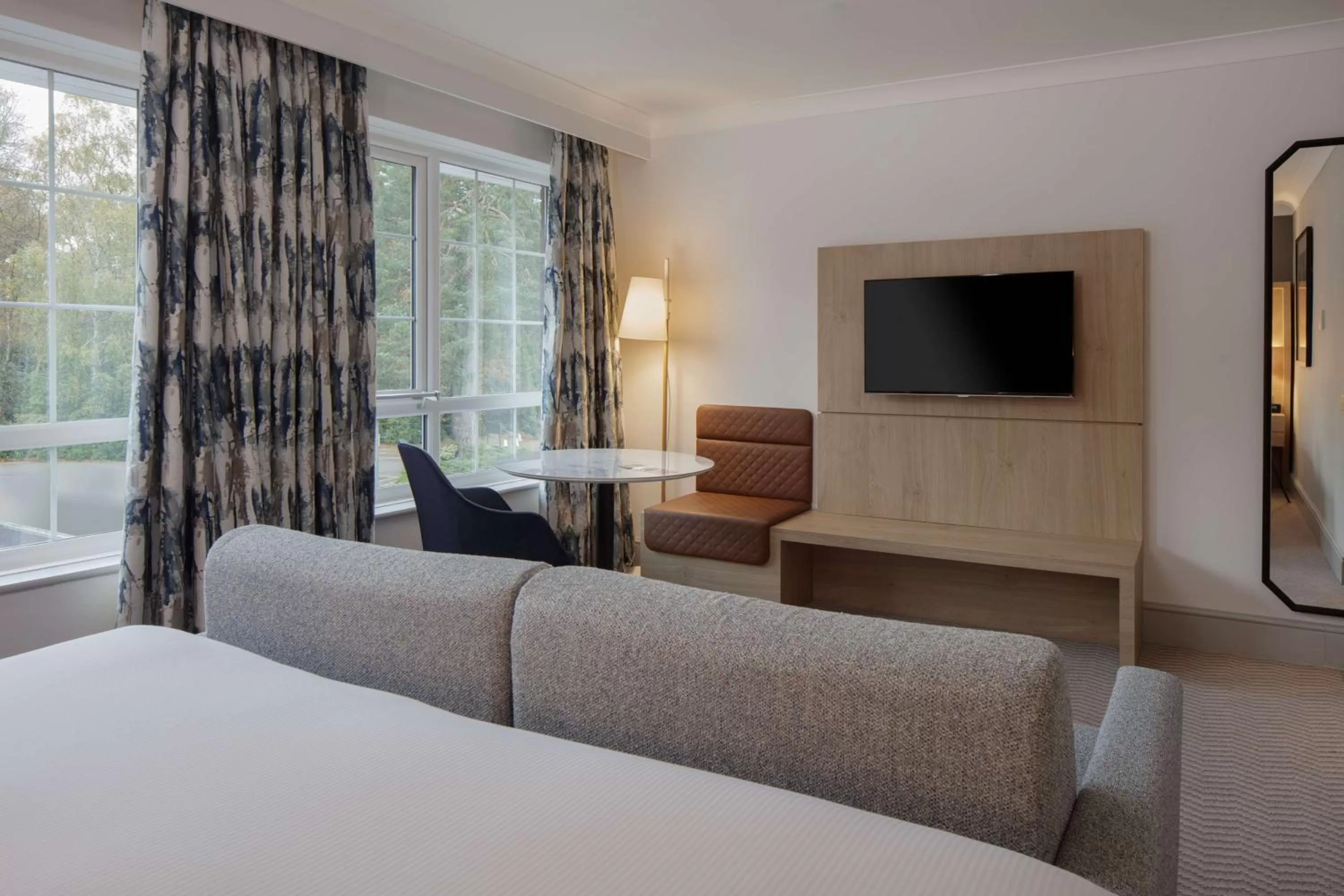 Living room, Bed in Hilton Cobham