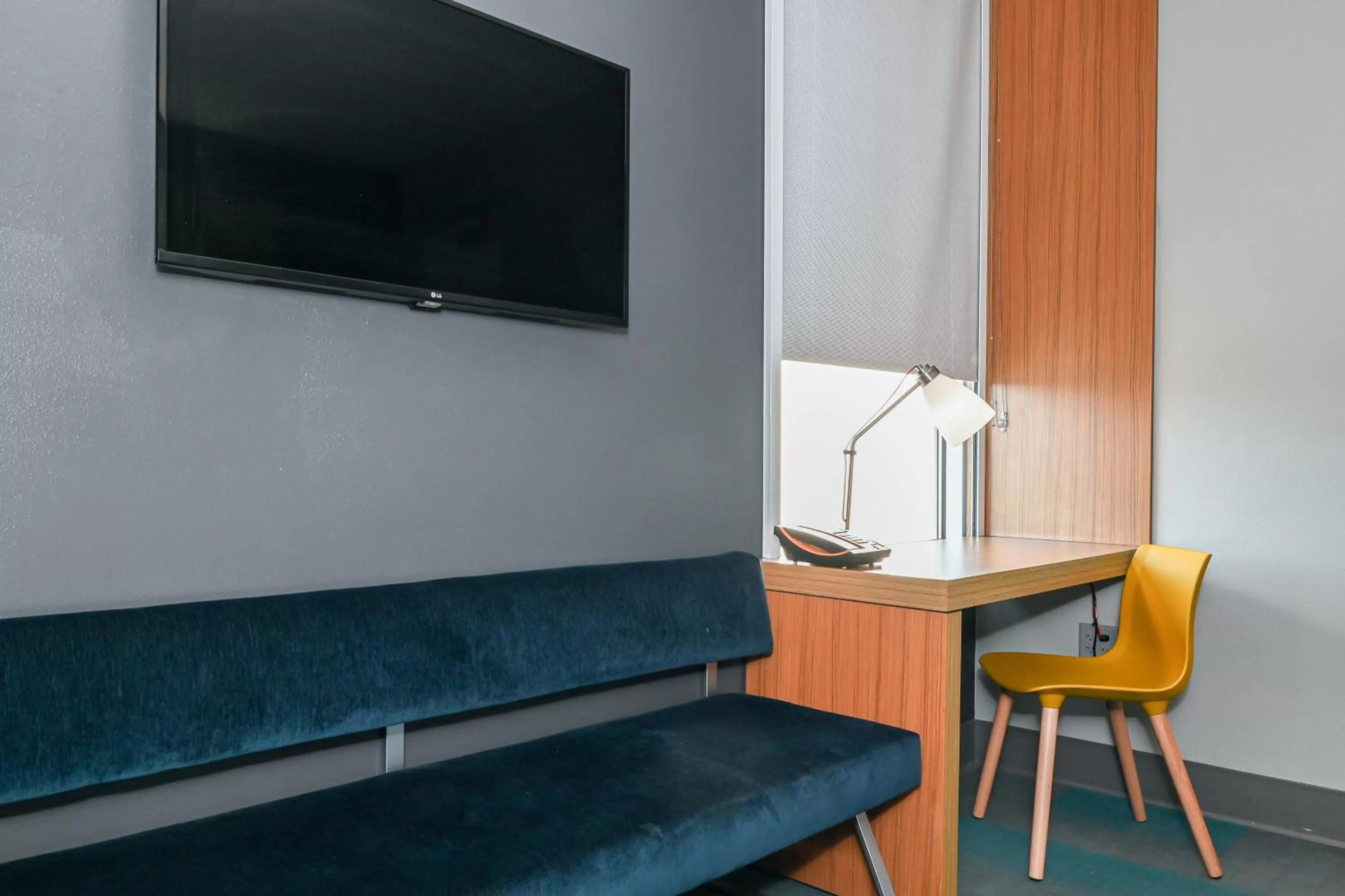 King Room with Roll-in Shower - Mobility and Hearing Accessible in Aloft Charleston Airport and Convention Center