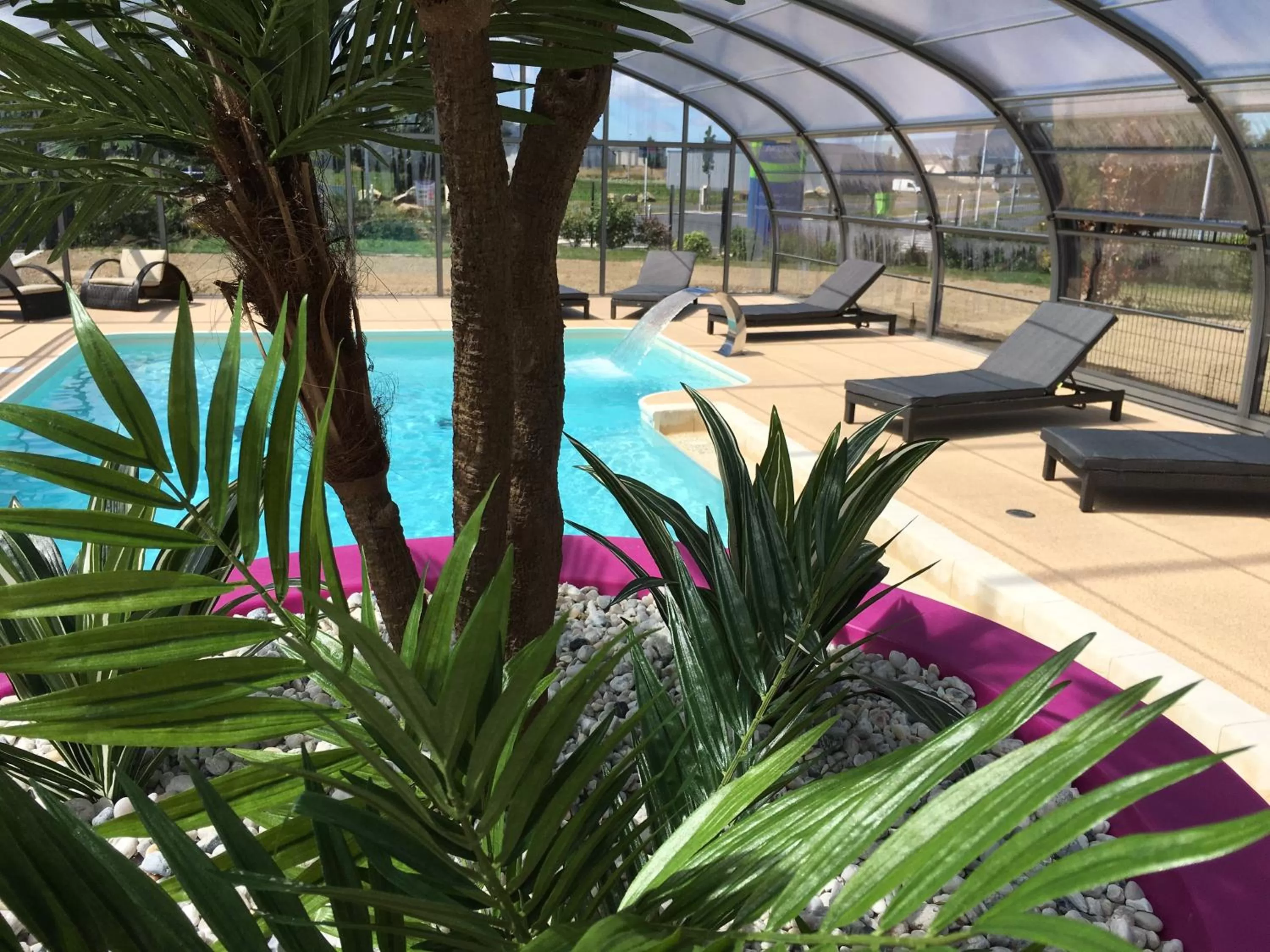 Swimming pool in Kyriad Dol-de-Bretagne