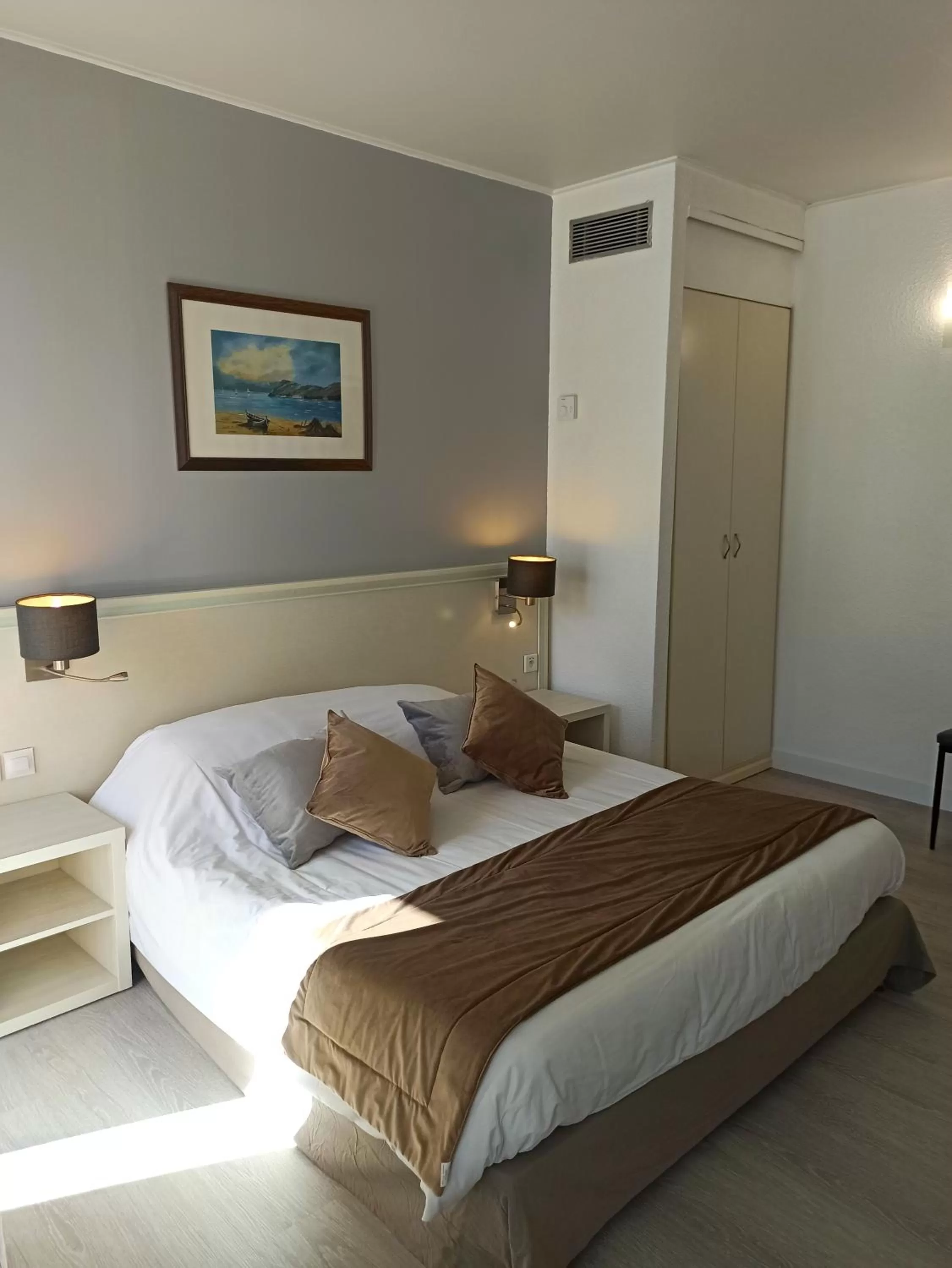 Bed in Hotel Restaurant Miramar L'orchidée