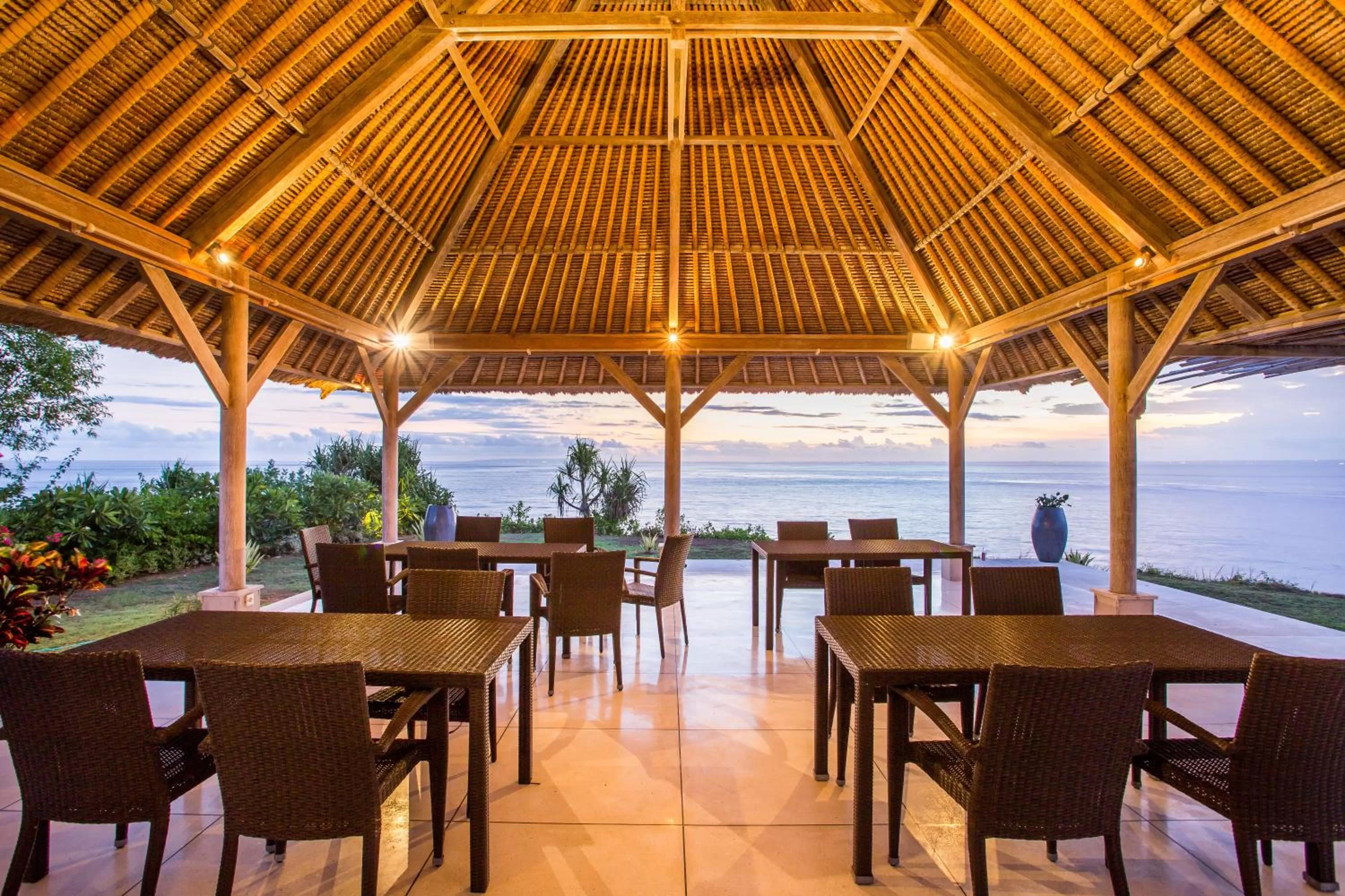 Restaurant/Places to Eat in The Point Resort Lembongan