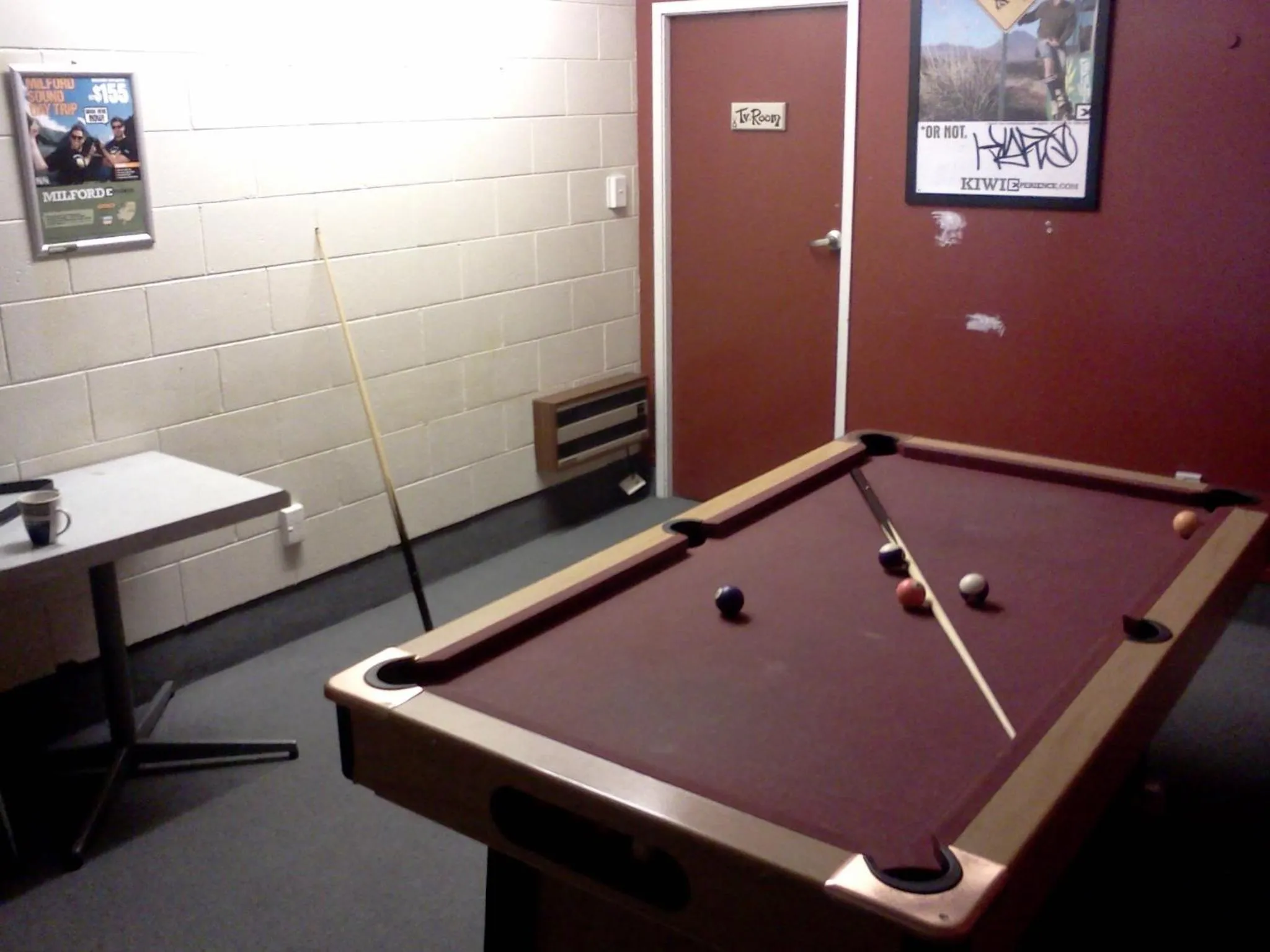 Communal lounge/ TV room, Billiards in Point Break Backpackers