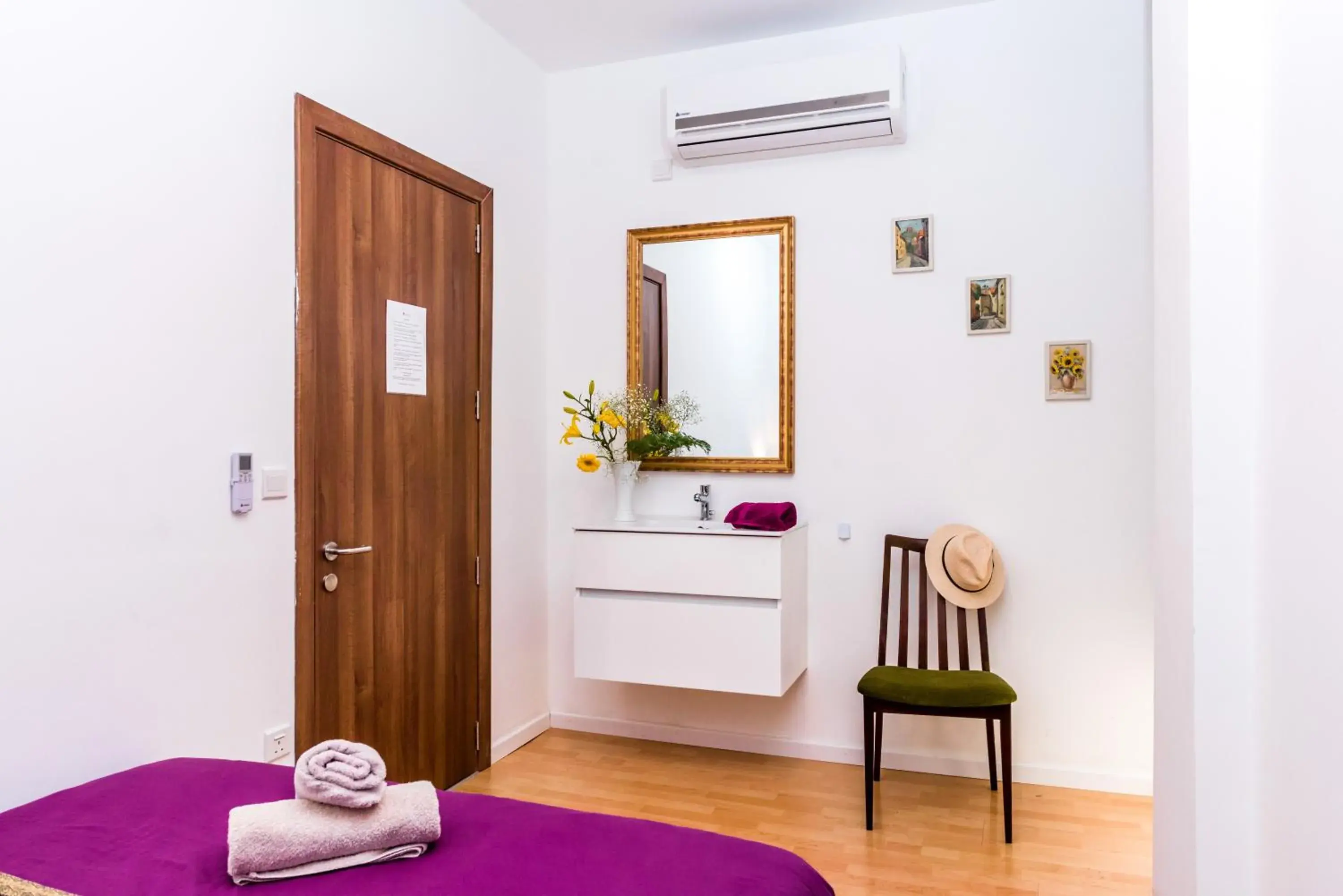Double Room with Shared Bathroom in Marco Polo Party Hostel Double Room with Shared Bathroom in Marco Polo Party Hostel
