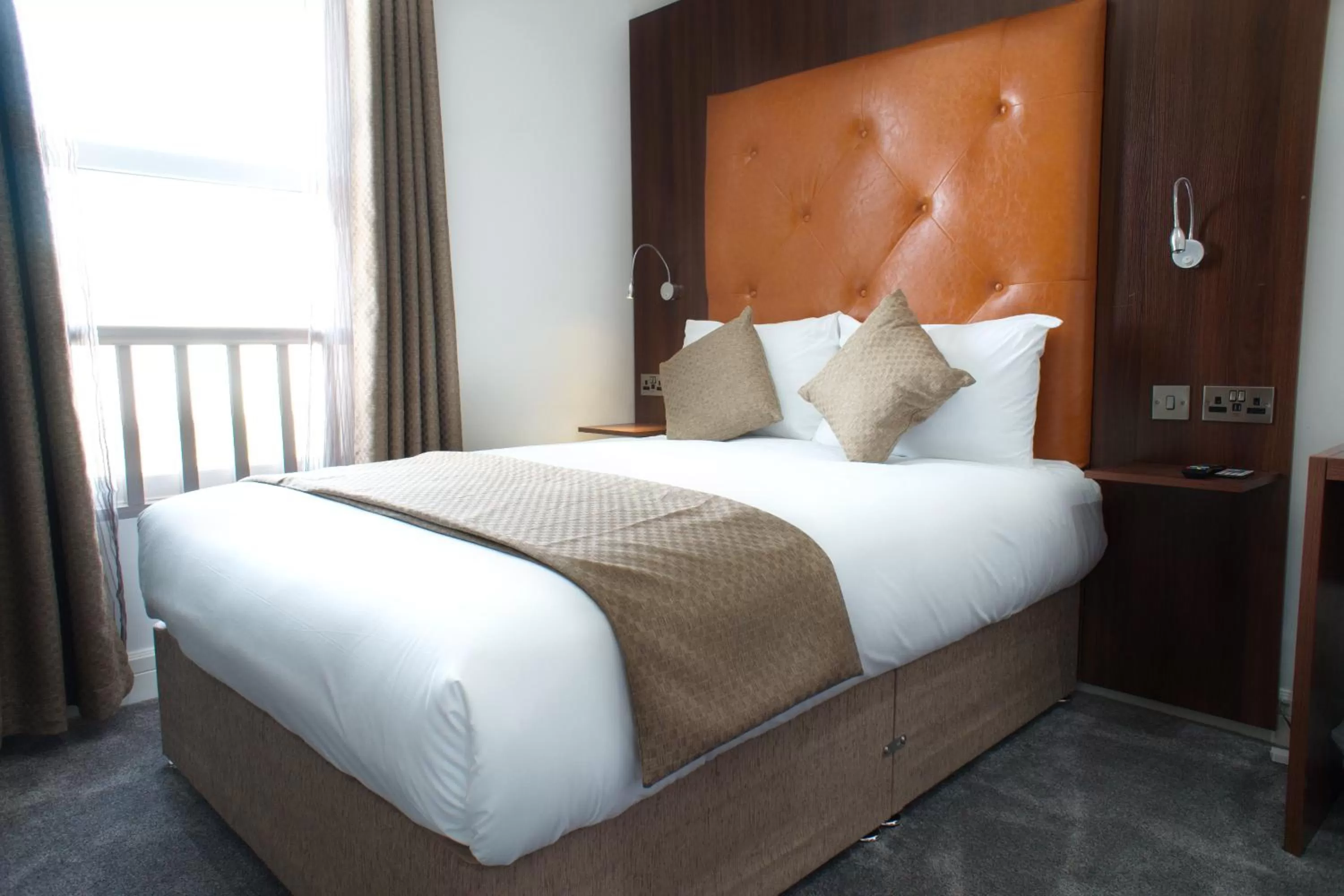 Bed in Trivelles Rochester Hotel