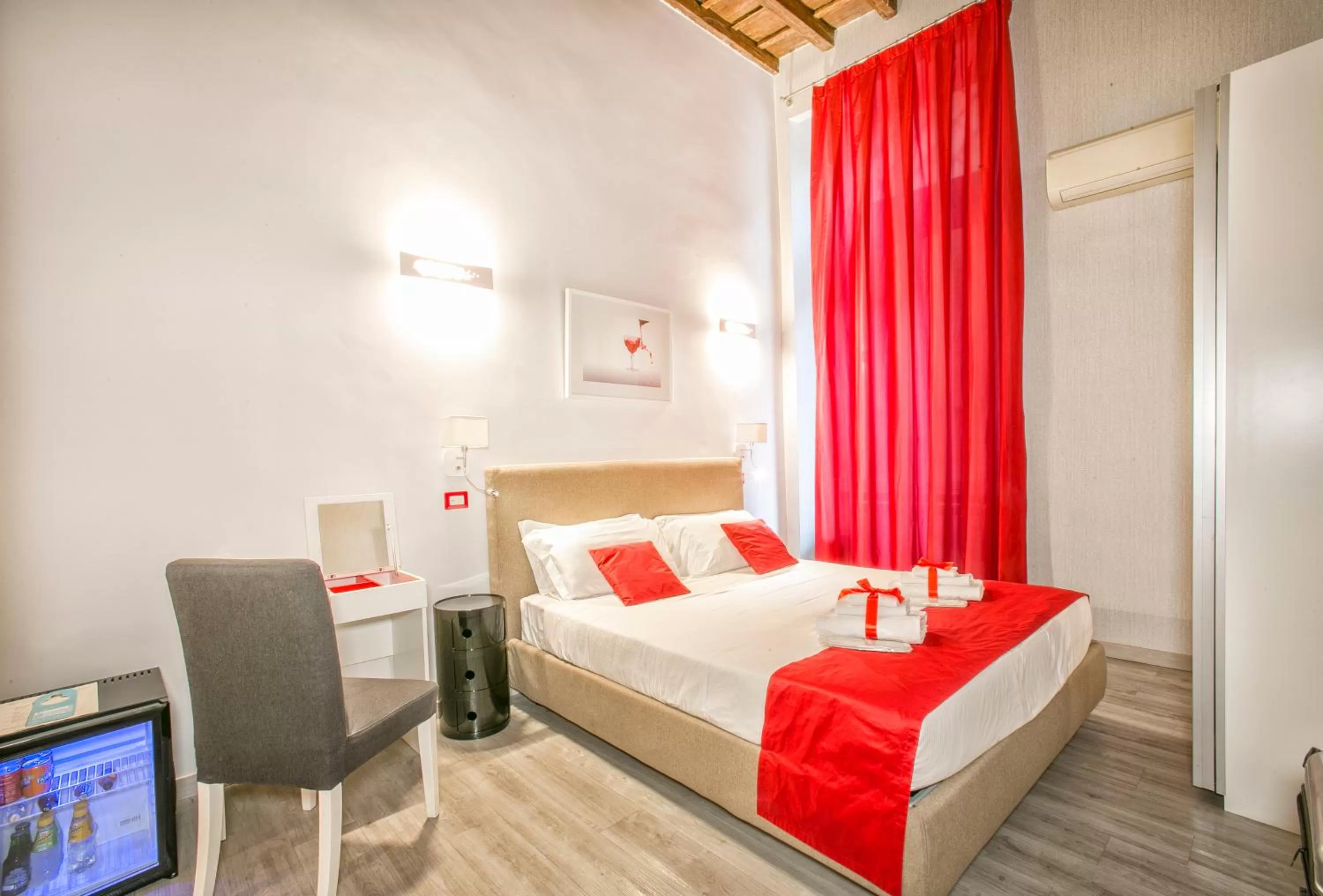 Photo of the whole room, Bed in History Suite