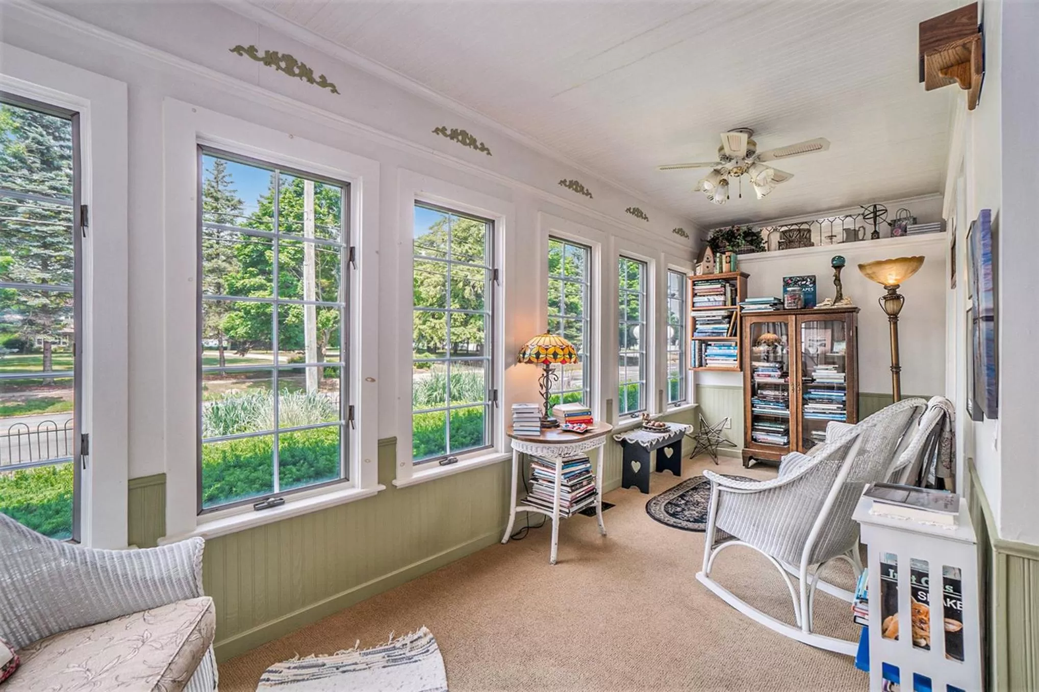 Library in Yelton Manor Bed and Breakfast