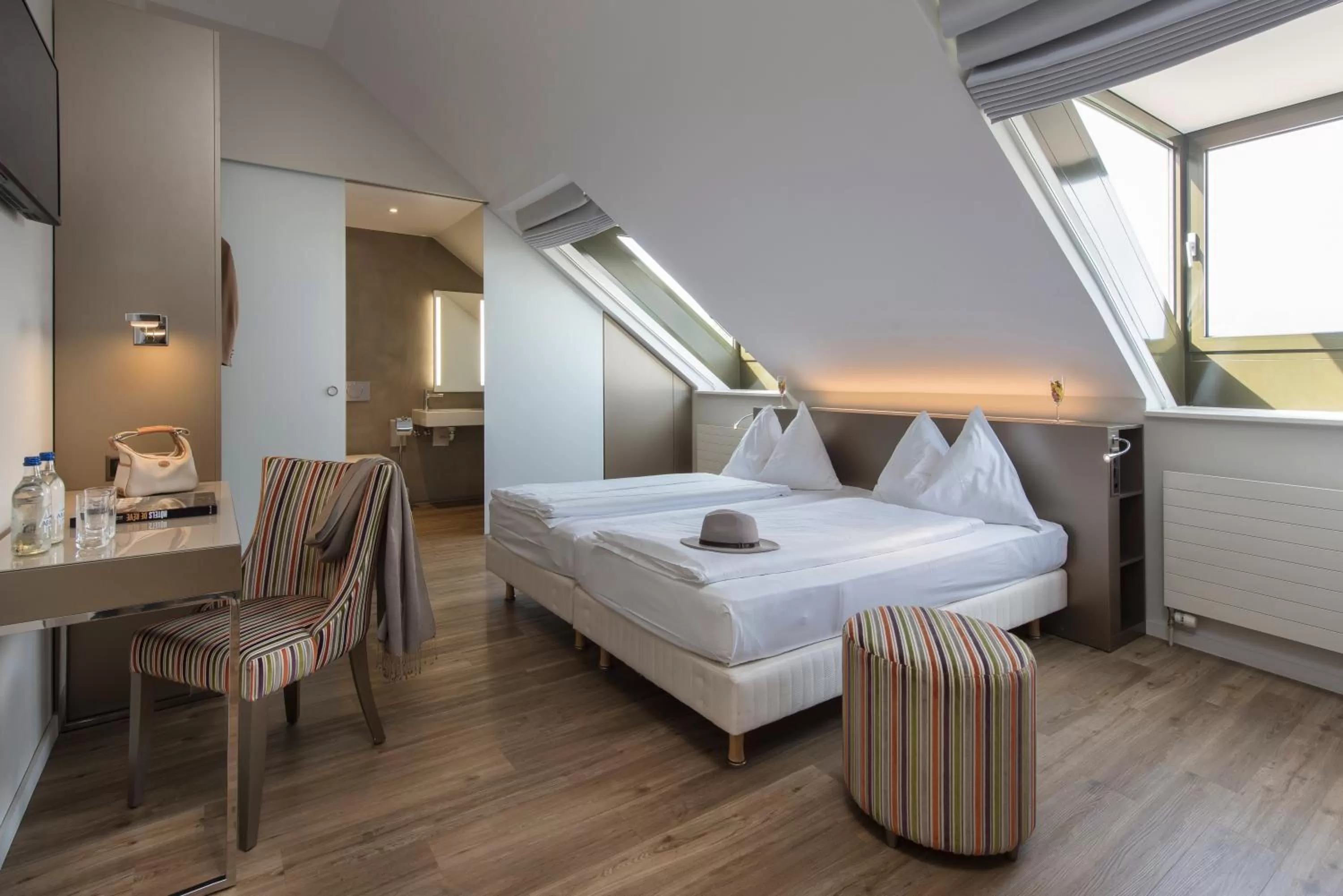 Property building, Bed in Hôtel du Théâtre, Boutique Hôtel