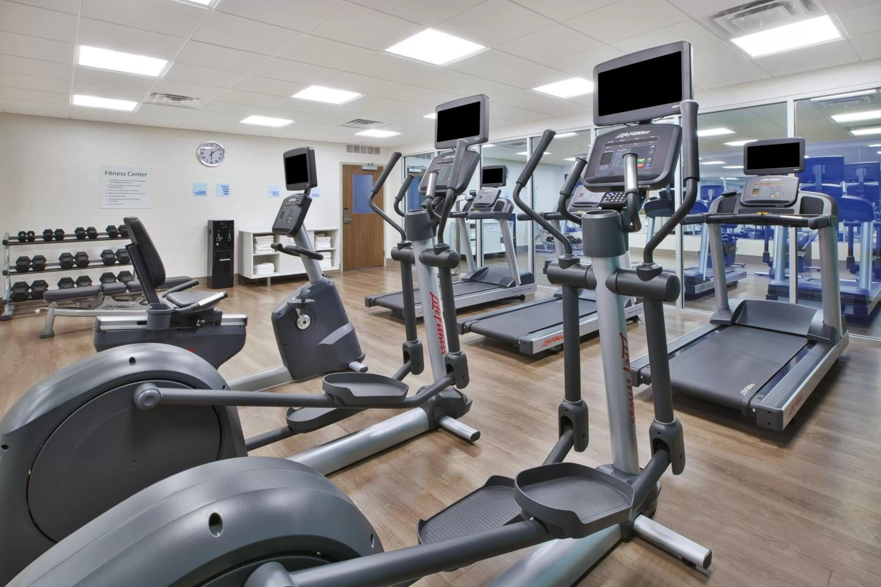 Fitness centre/facilities in Holiday Inn Express & Suites Grand Rapids Airport North by IHG