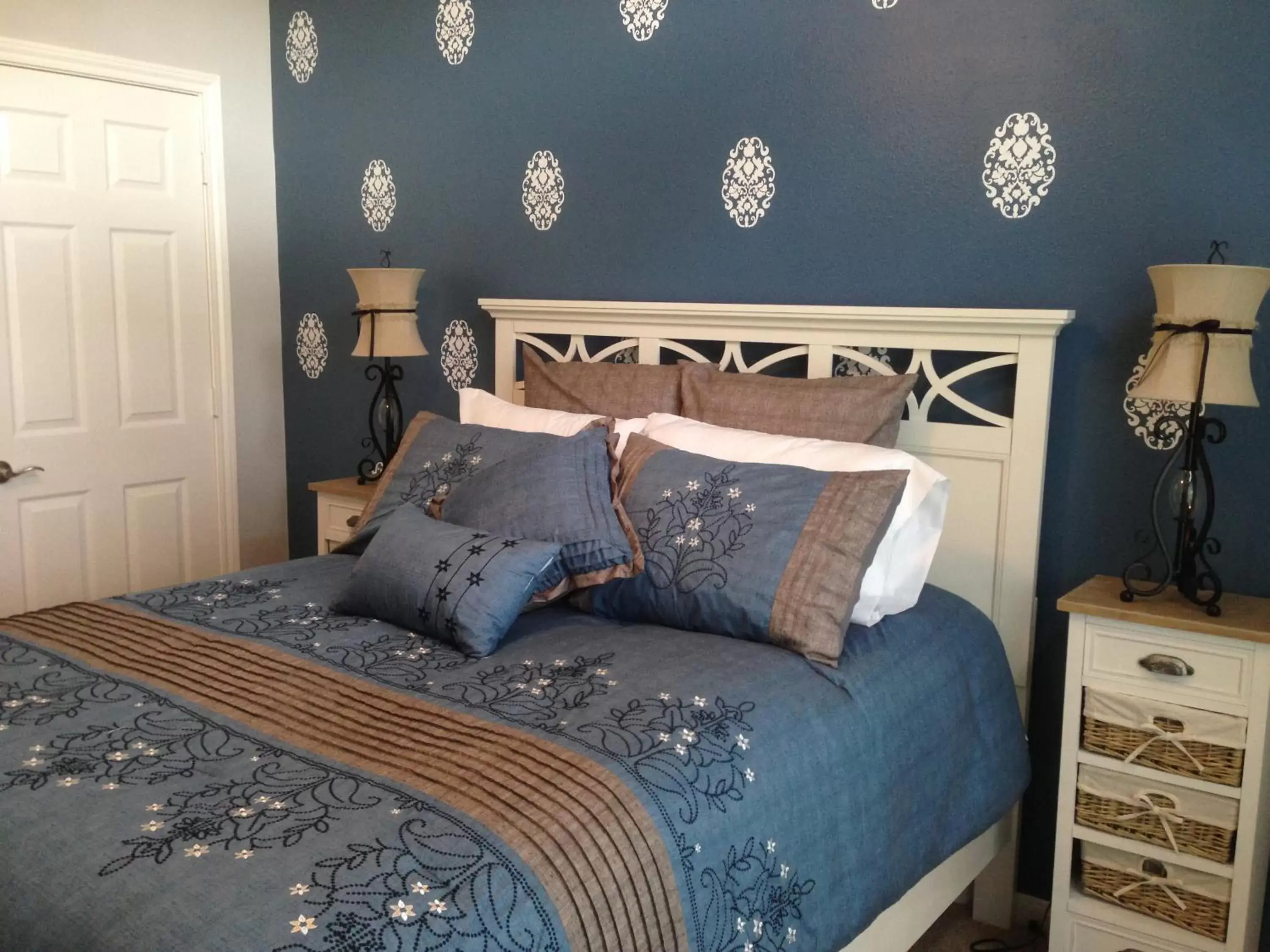 Two-Bedroom Suite in Maple Creek Bed&Breakfast Two-Bedroom Suite in Maple Creek Bed&Breakfast