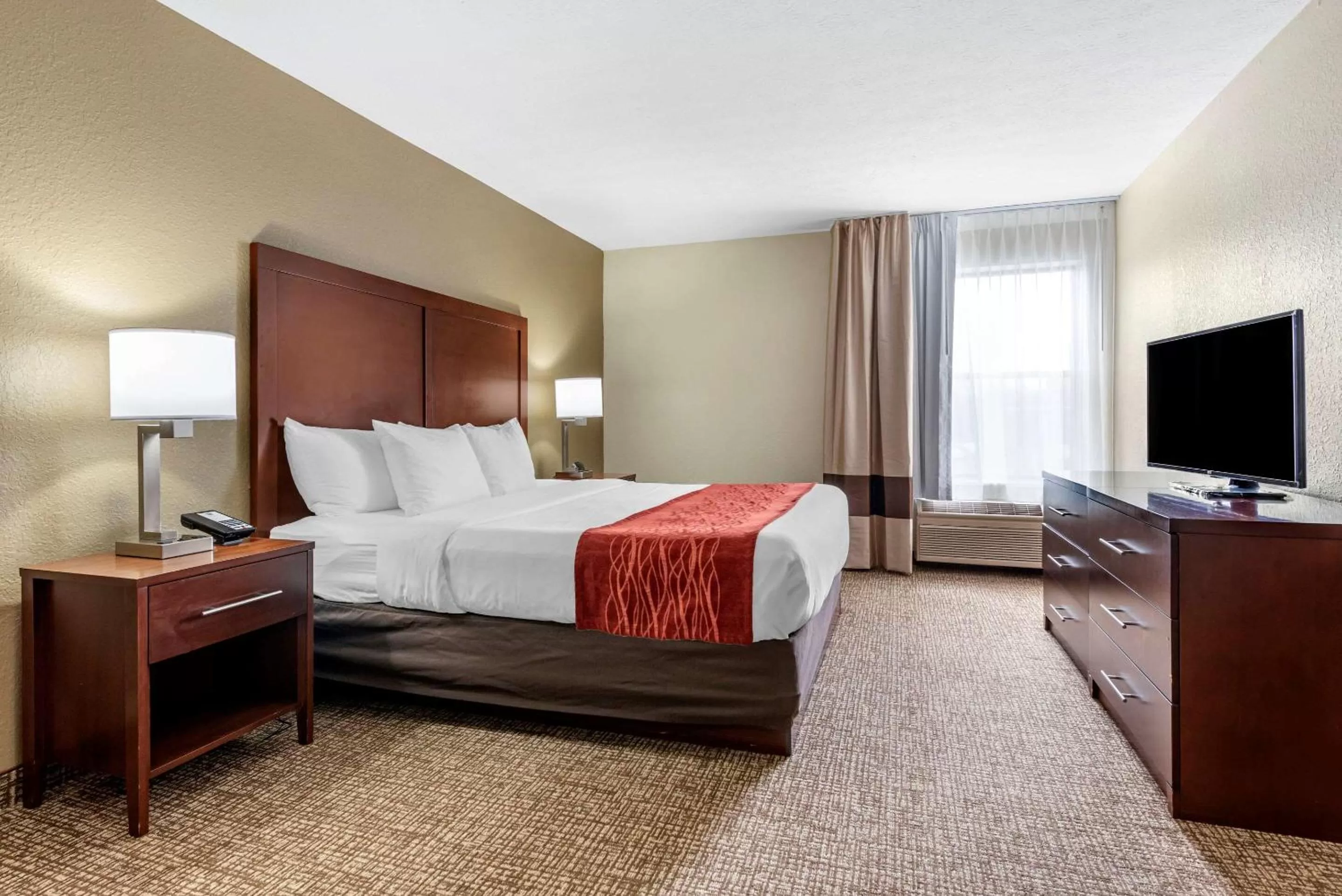Bedroom in Comfort Inn & Suites Cincinnati Eastgate