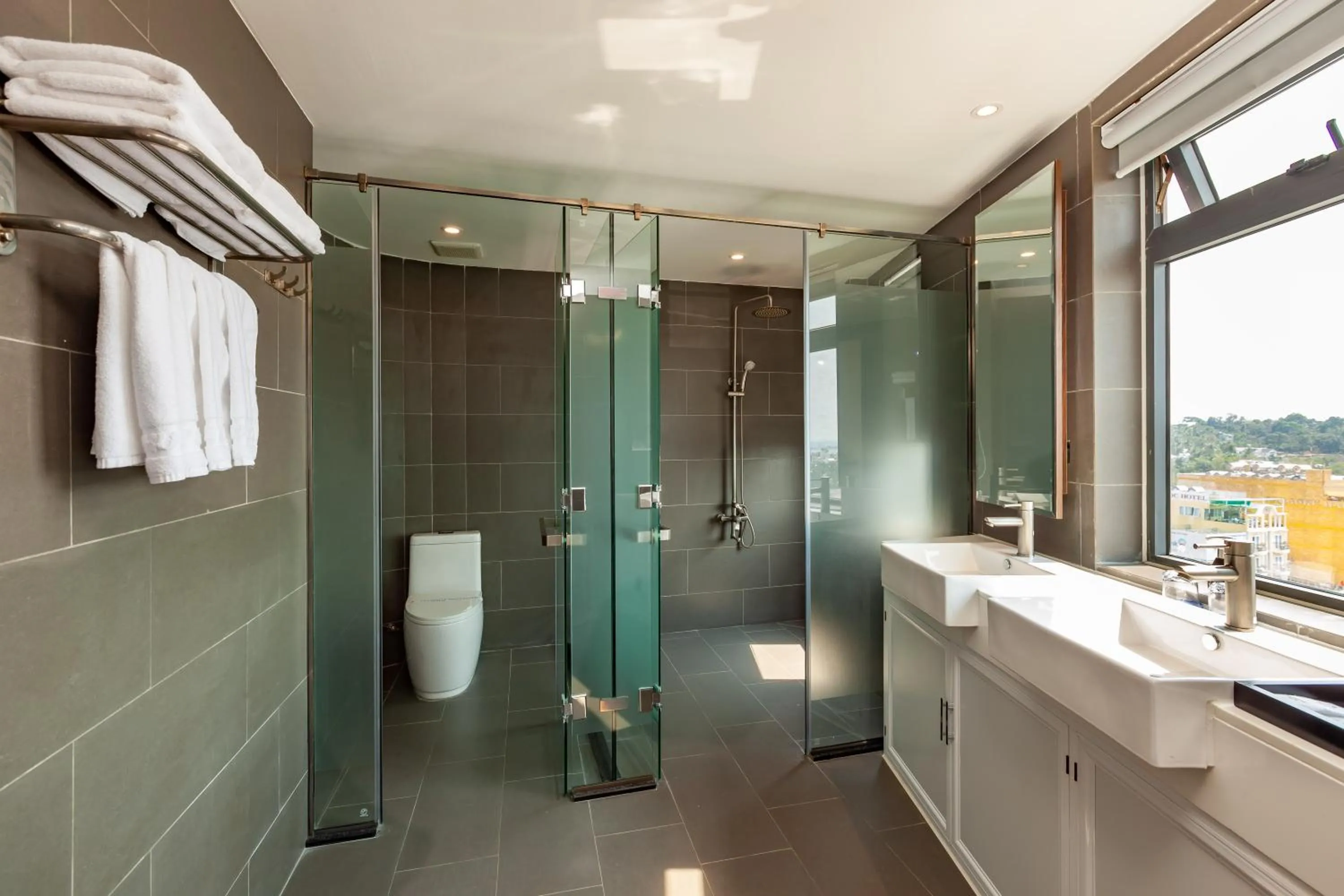 Toilet in An Phu Hotel