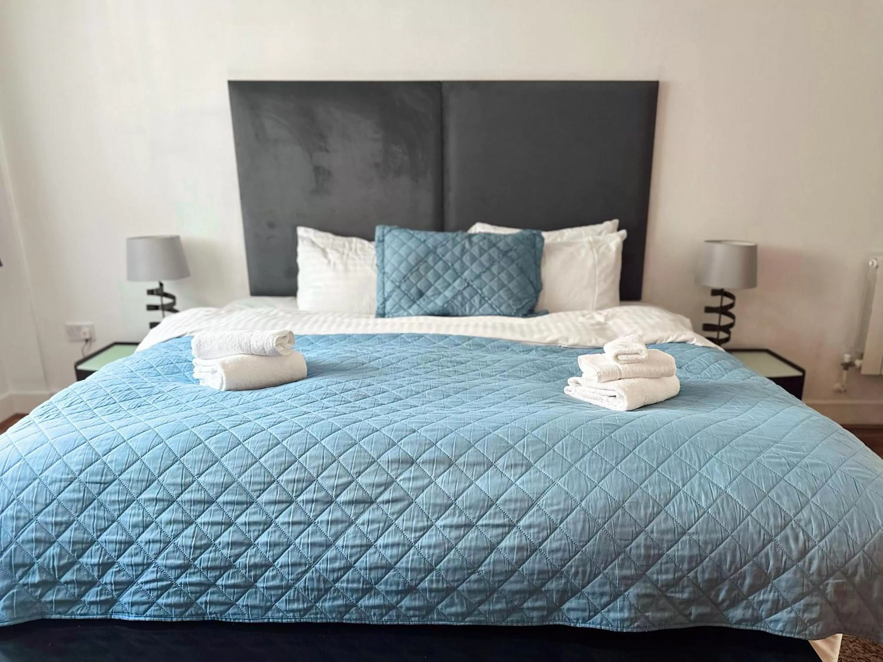 Bed in Canary Wharf - Luxury Apartments