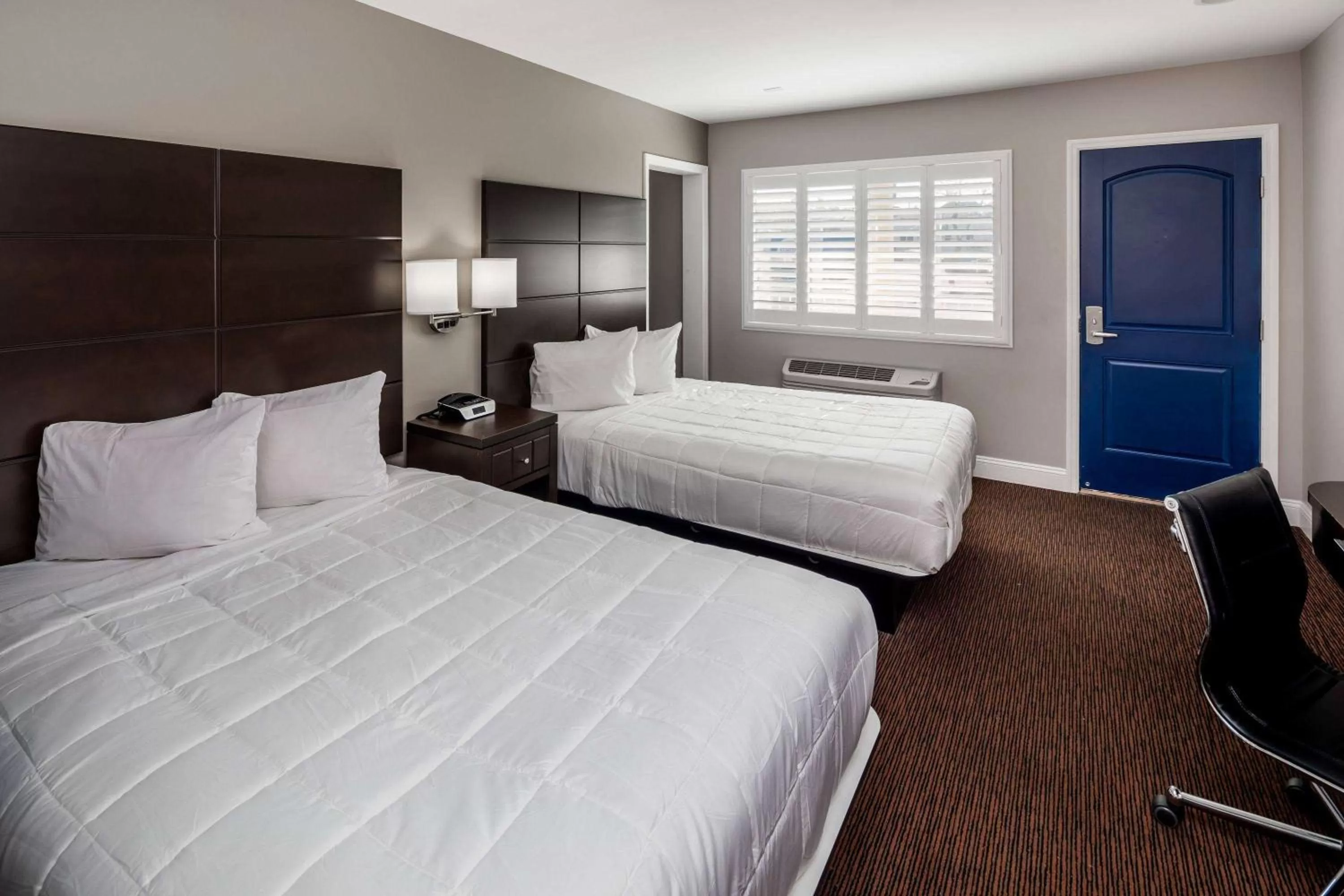 Photo of the whole room, Bed in Vallejo Inn