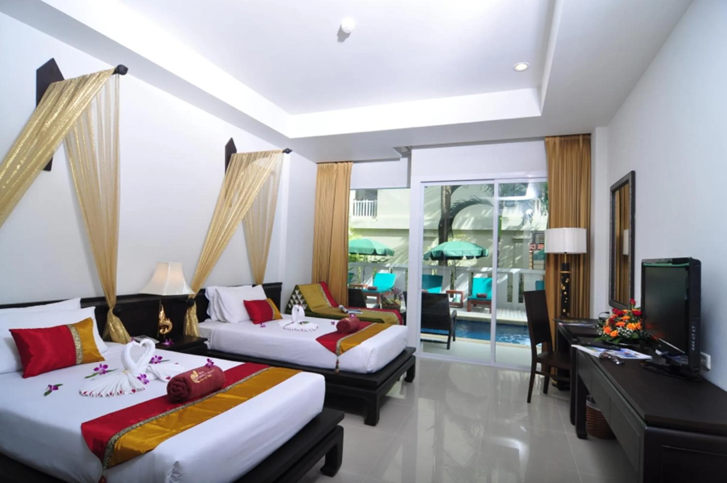 Photo of the whole room, Bed in Baan Karonburi Resort