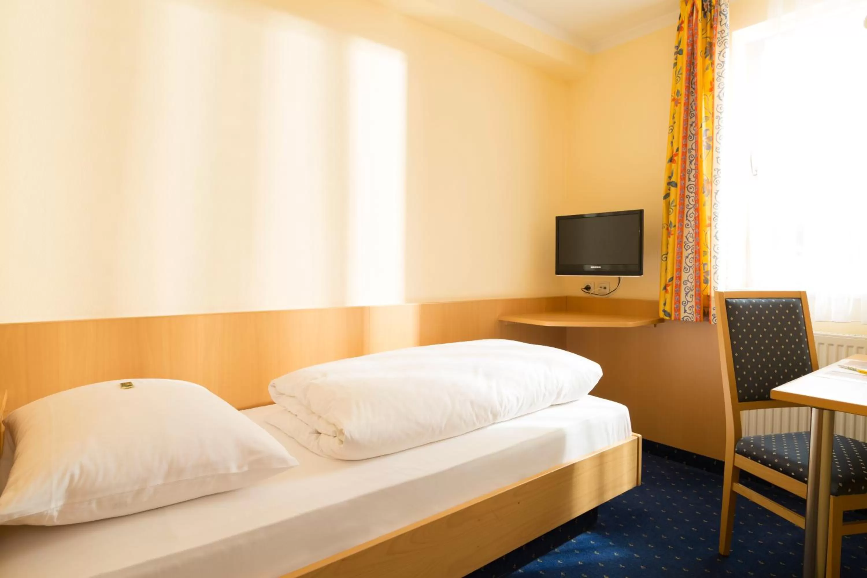 Photo of the whole room, Bed in Landhotel Restaurant Huberhof Allershausen