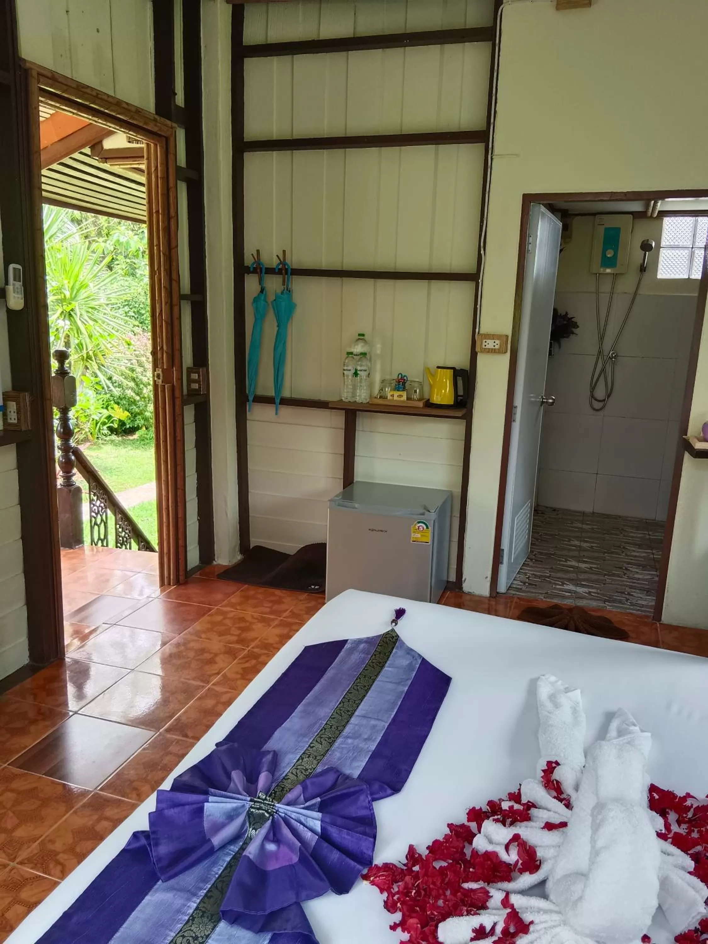 Bed in Khao Sok River & Jungle Resort