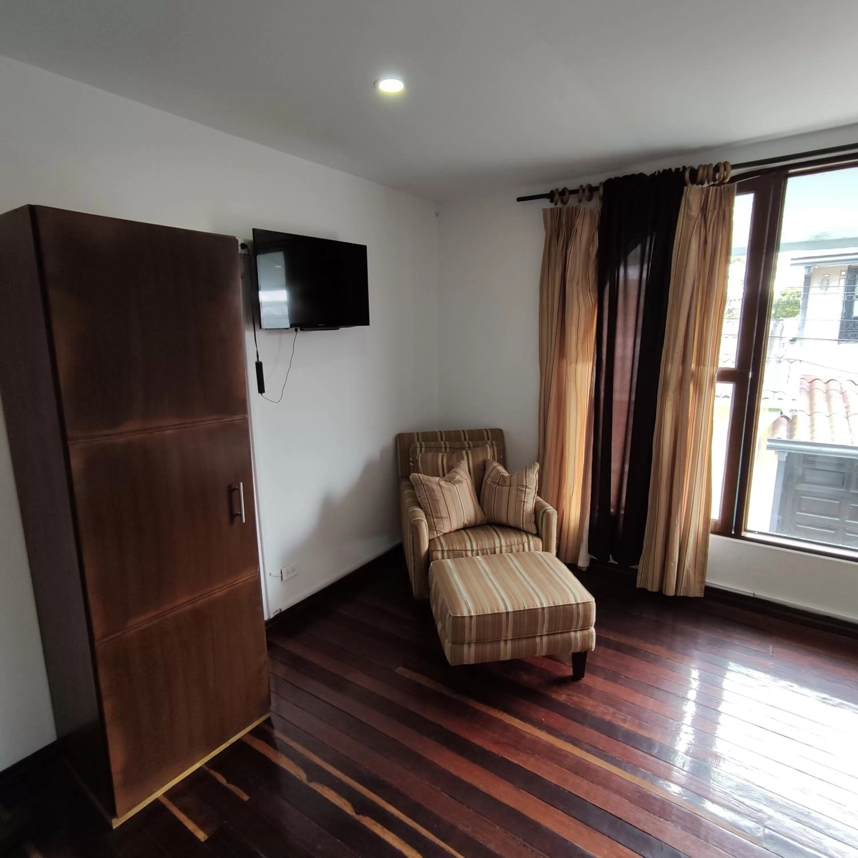 Staff, TV/Entertainment Center in Hosteria De Mi Pueblo