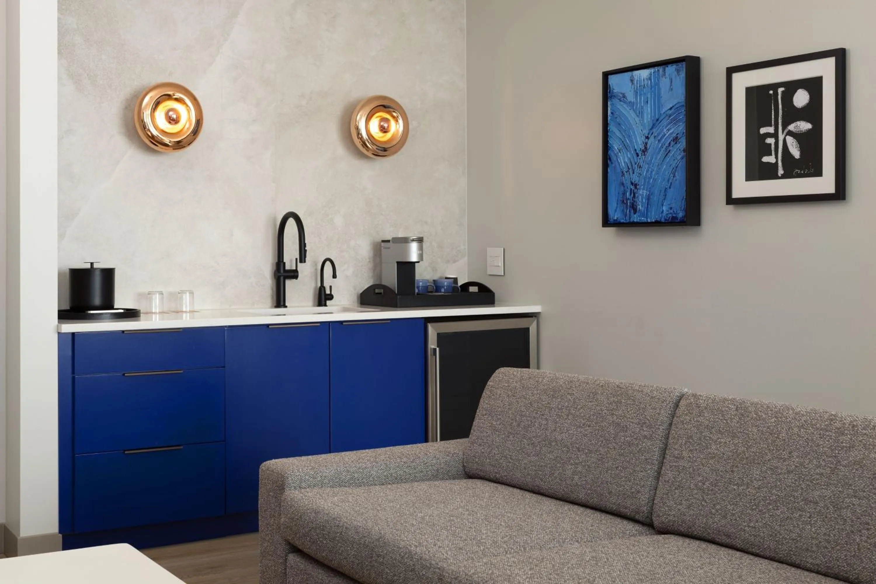 Lounge or bar in Cascade Hotel, Kansas City, a Tribute Portfolio Hotel