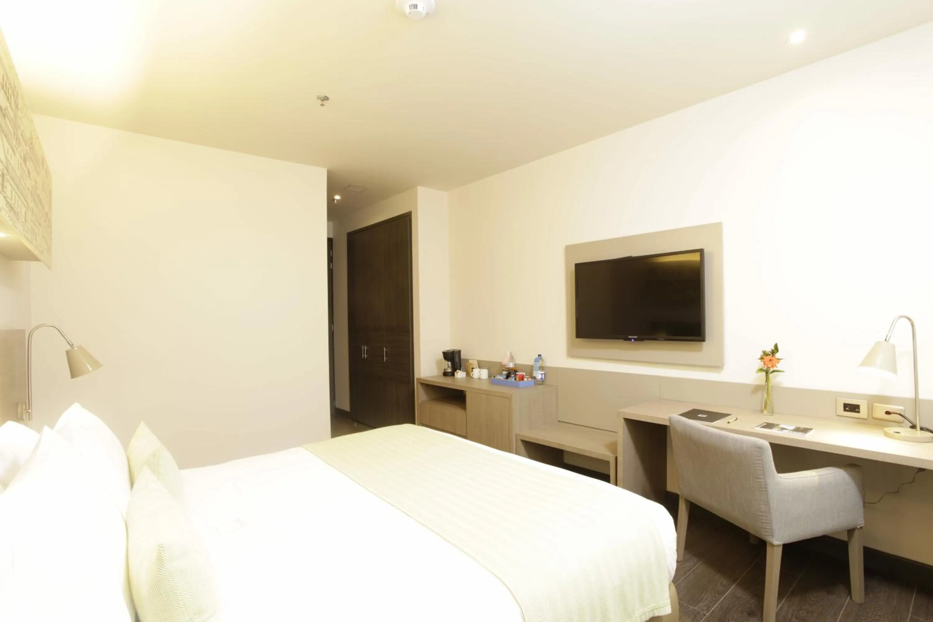 Bedroom, Bed in Hotel bh Usaquén