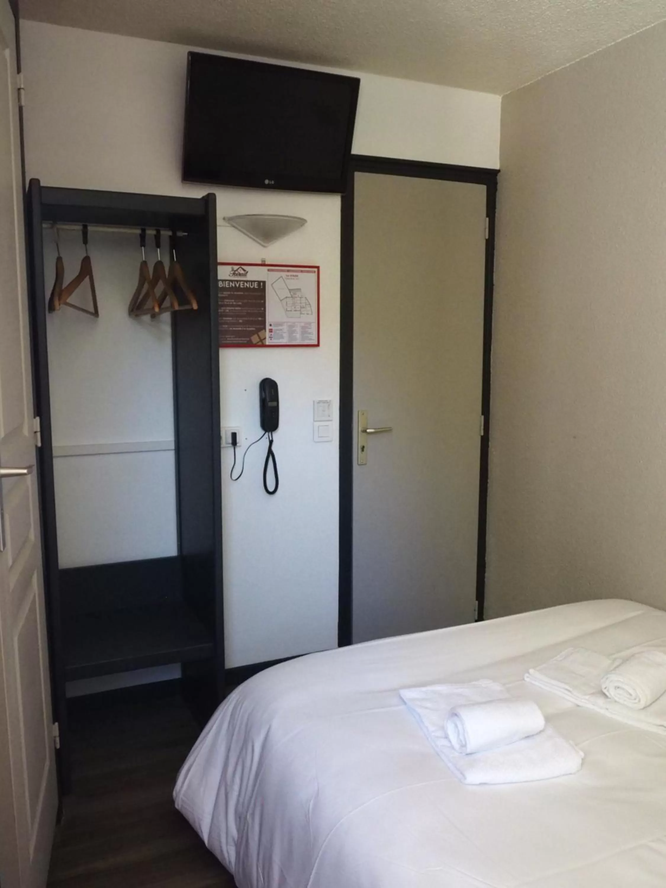 TV/Entertainment Center in HOTEL LE FOIRAIL