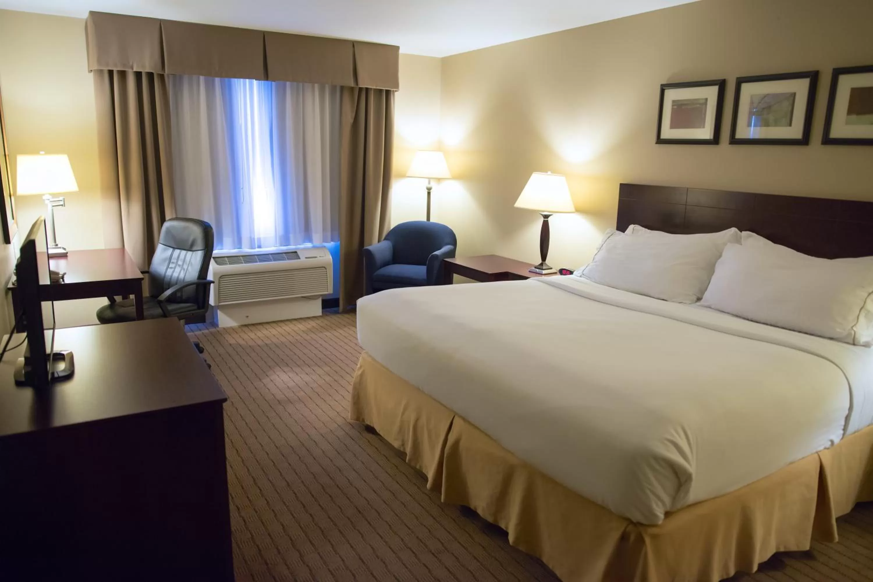 Photo of the whole room, Bed in Holiday Inn Express Devils Lake by IHG