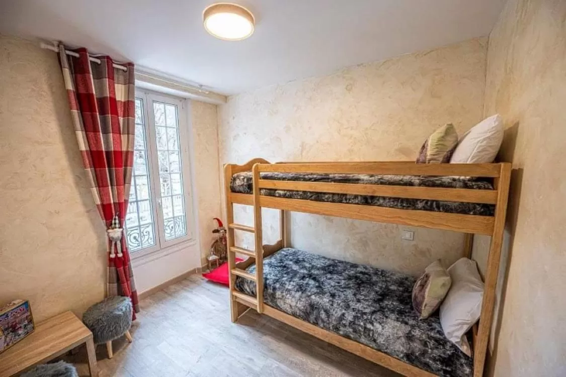 bunk bed, Bed in Hotel La Bonne Auberge