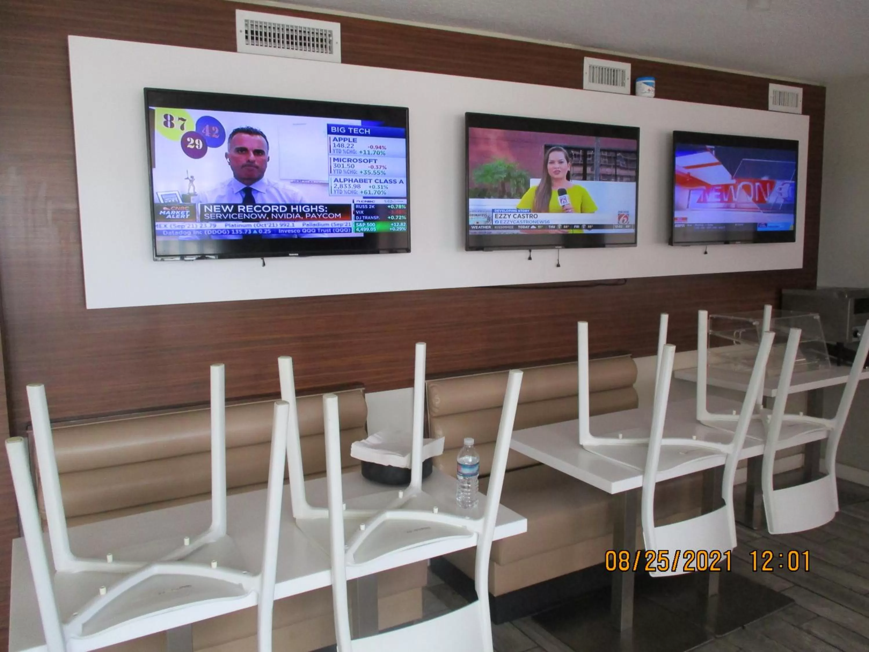 Communal lounge/ TV room in Quality Inn & Suites Kissimmee by The Lake