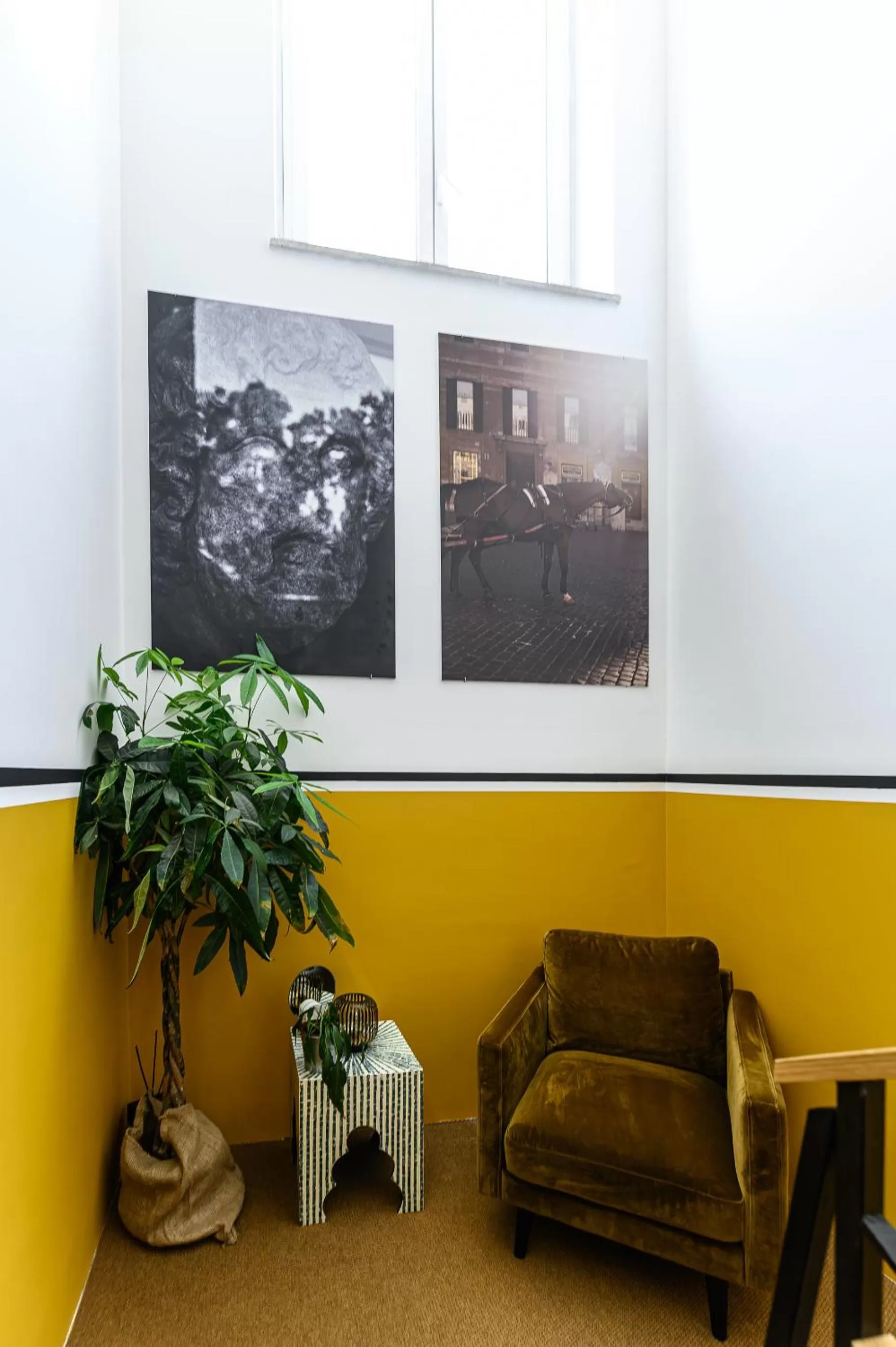 Communal lounge/ TV room in Central Lodge Hotel