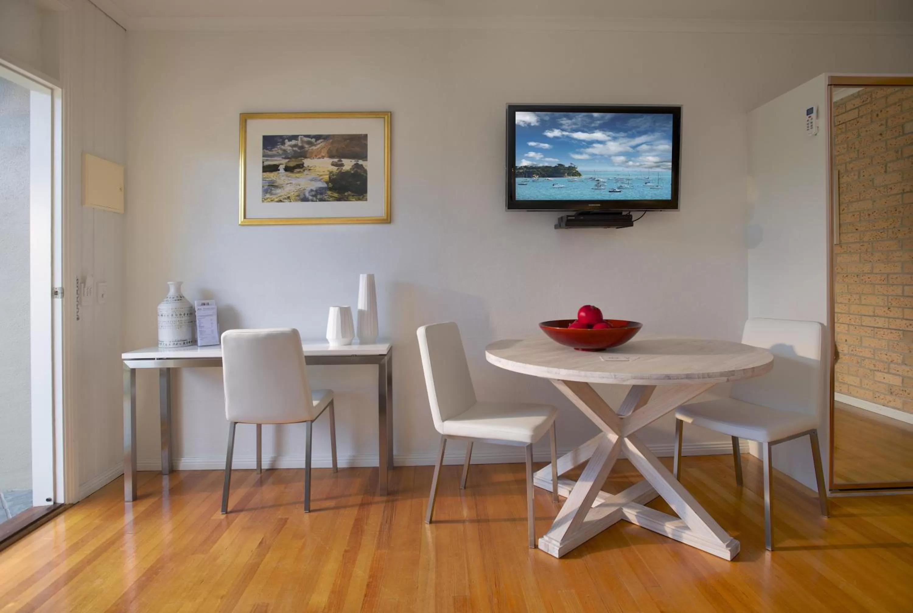 Dining area in Sorrento Beach Motel