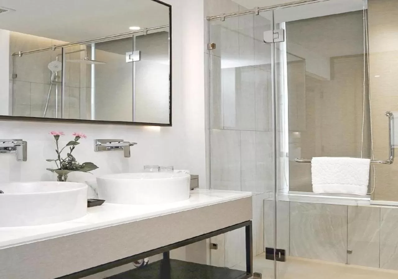 Bathroom in Miracle Grand Convention Hotel